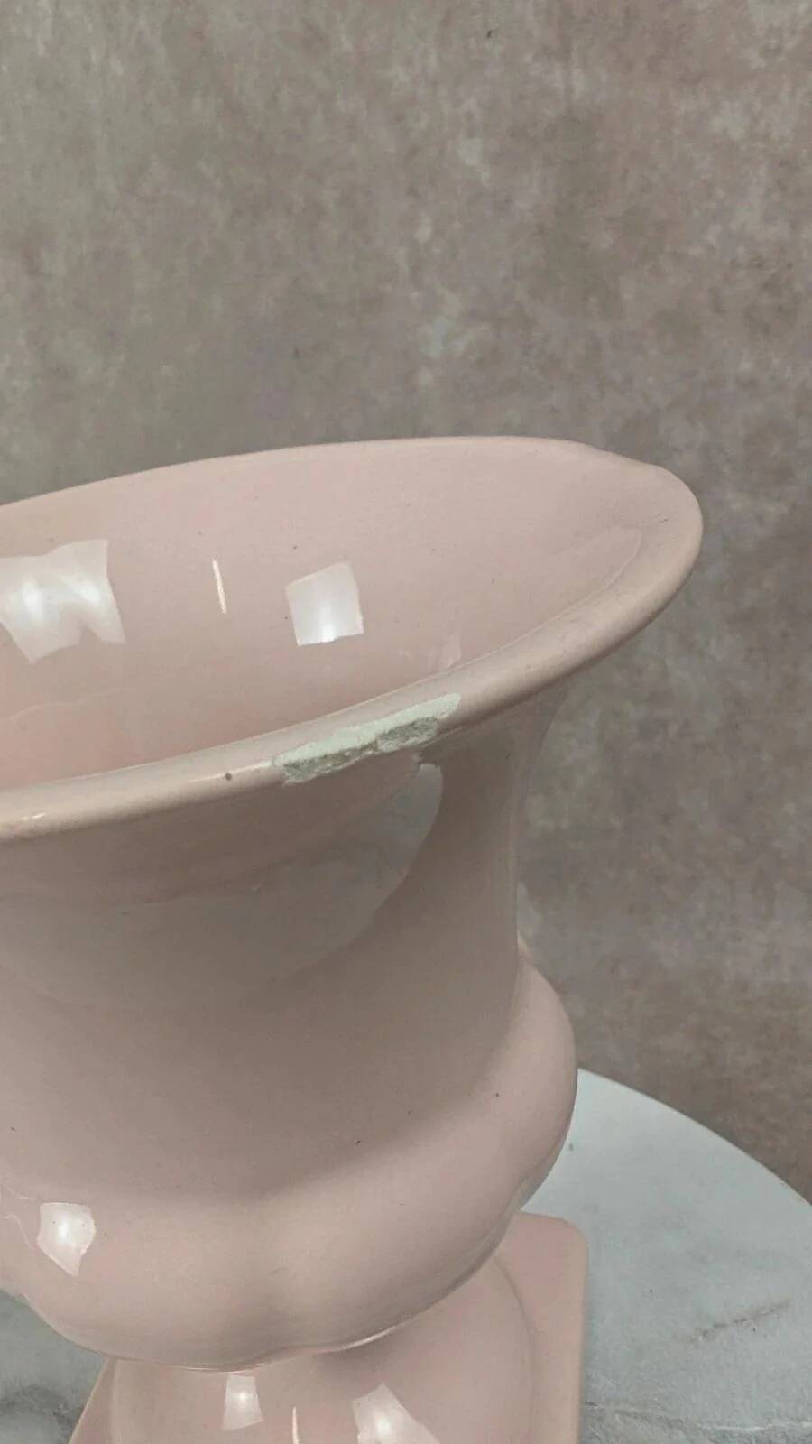 Small antique Médicis vase in powder pink.