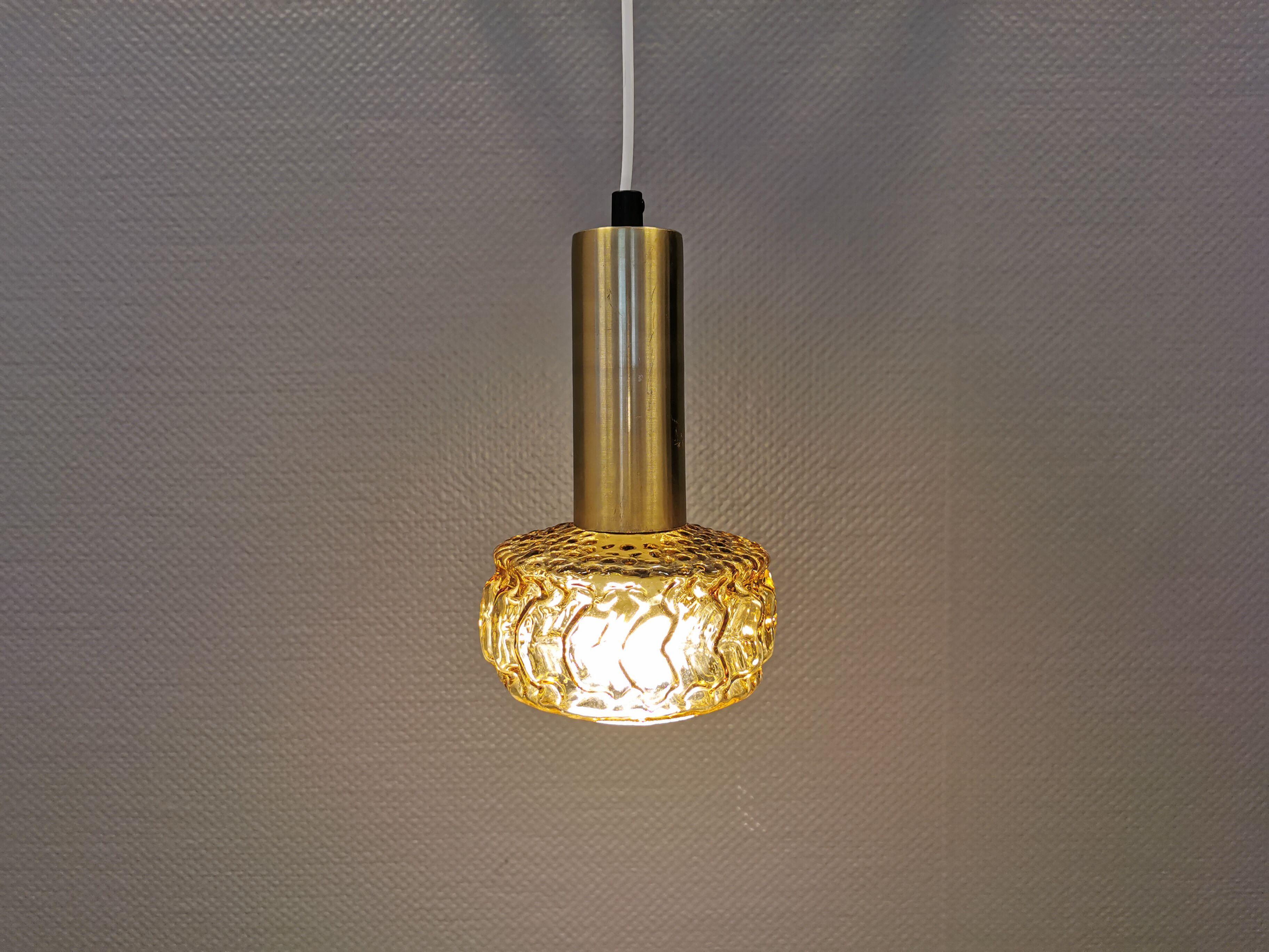 Suspension en verre ambré en aluminium laqué doré