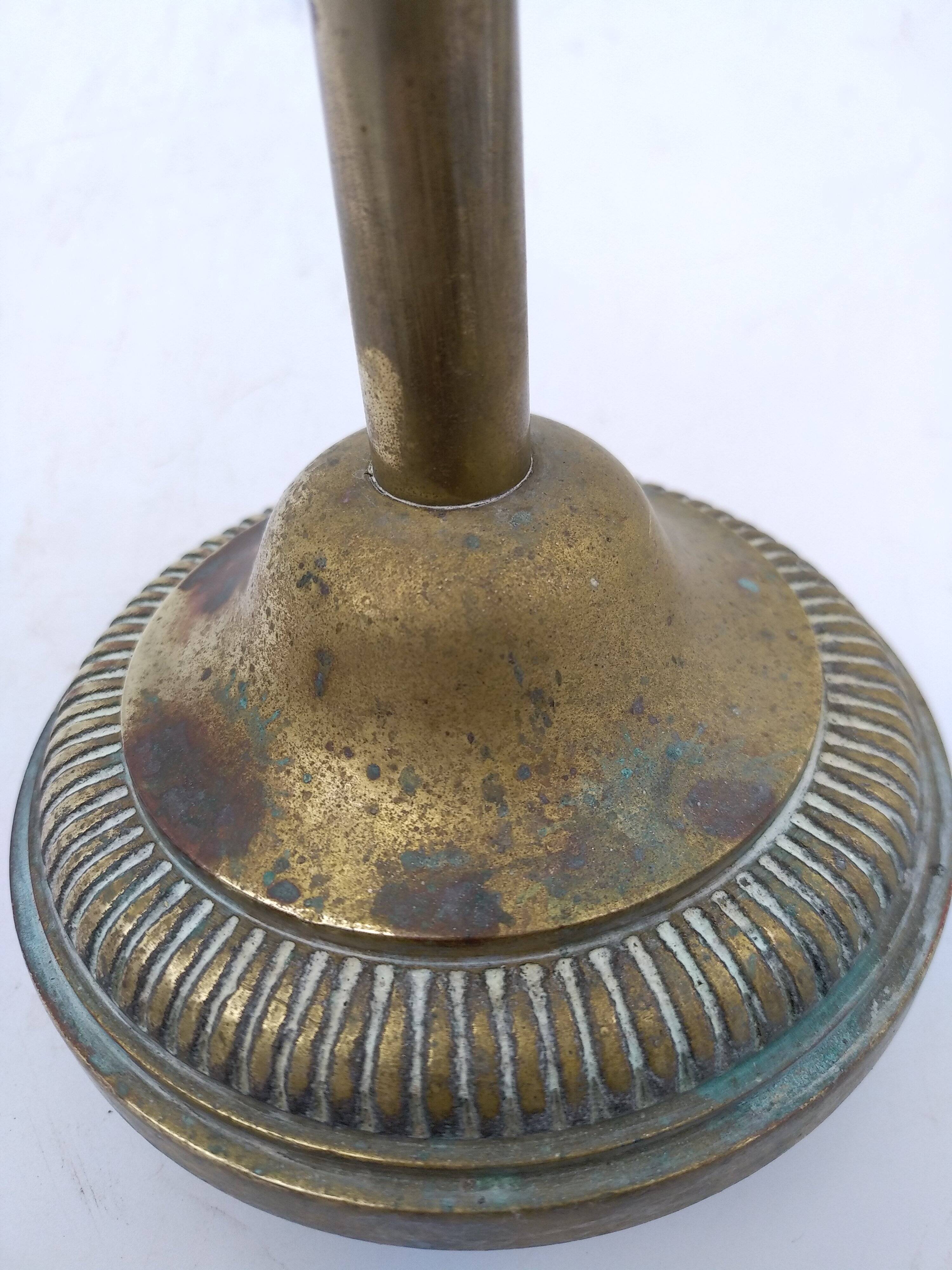 Ashtray on foot. Bronze and brass, with fleur-de-lis decoration.