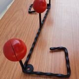 Porte manteau fer forgé et boules bois rouges