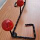 Porte manteau fer forgé et boules bois rouges