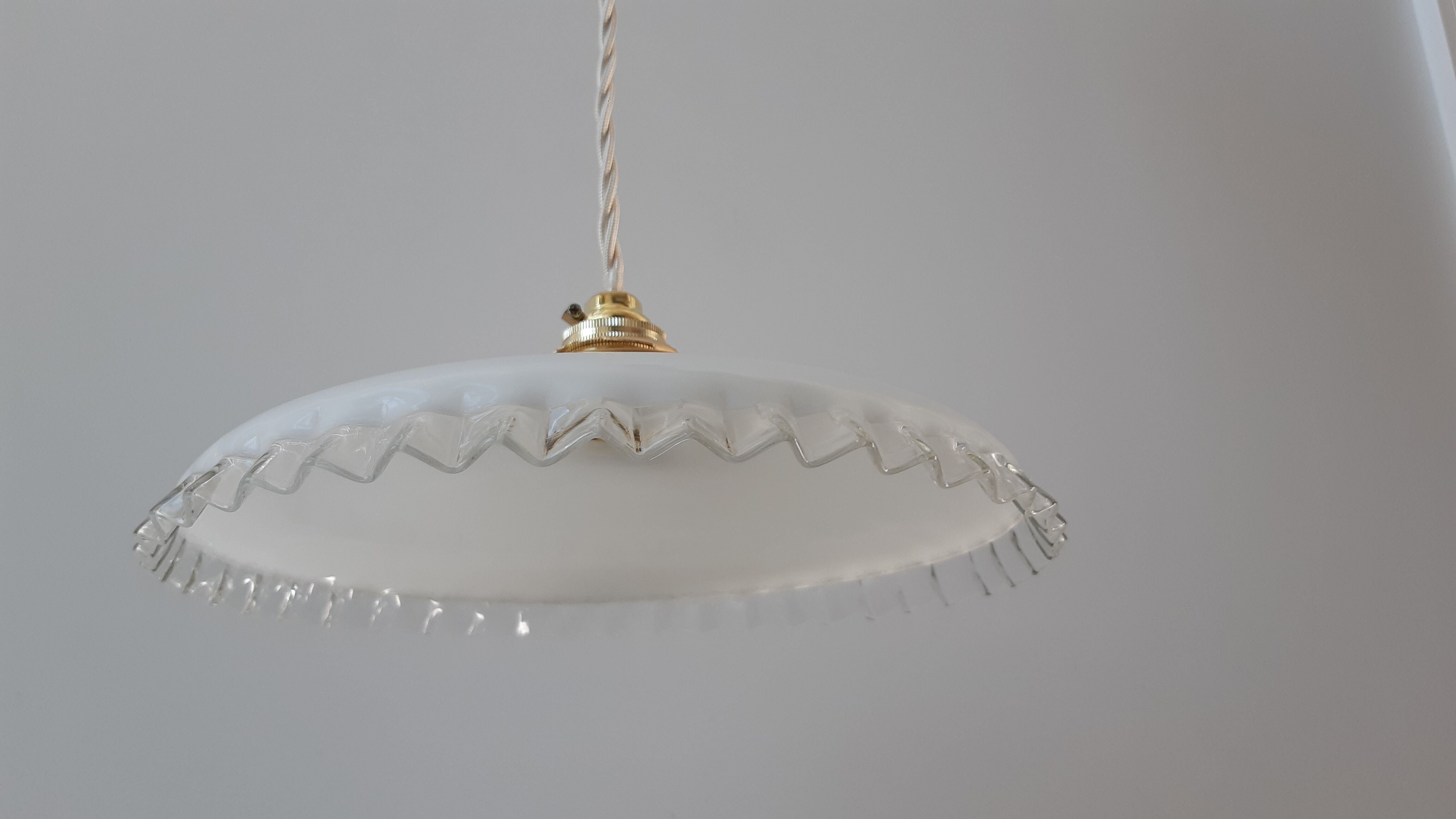 Pair of suspensions in pleated opaline and rounded border 30-40s