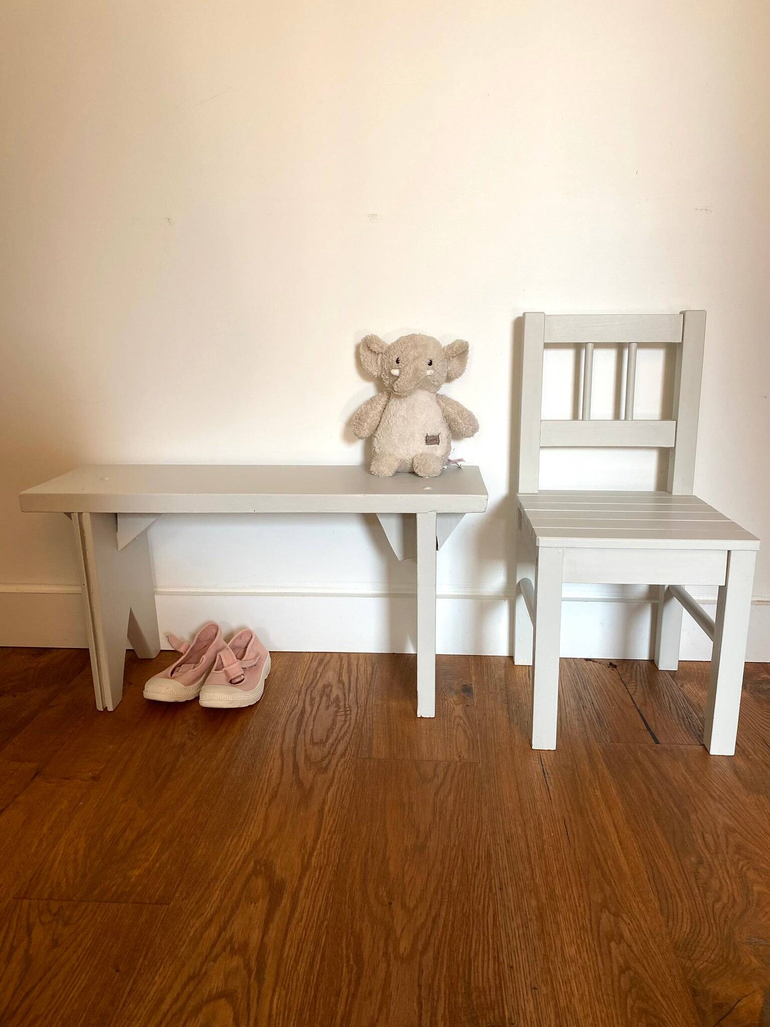 Chaise pour enfant en bois ancien