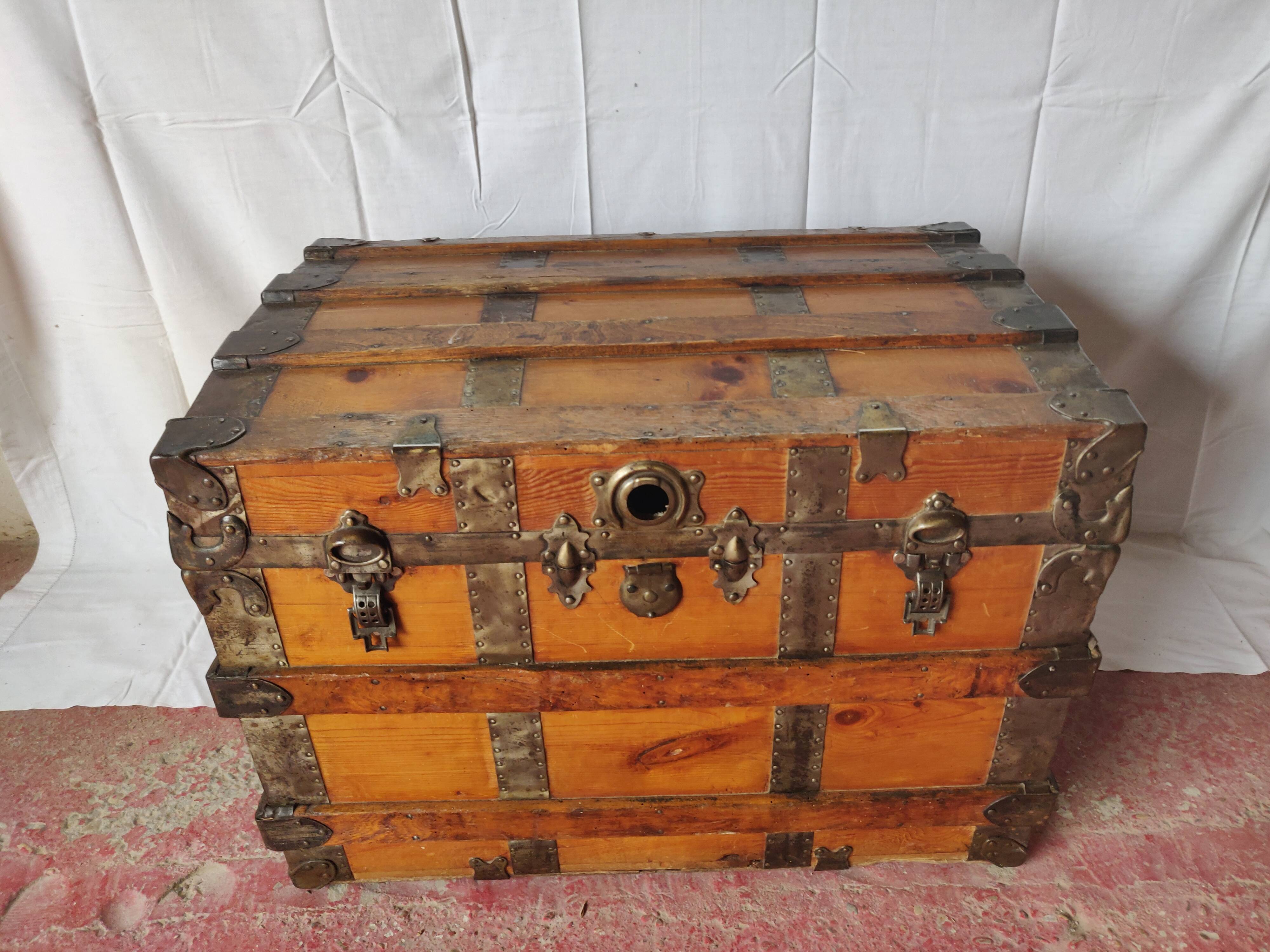 Malle de voyage vers 1900 fer et sapin
