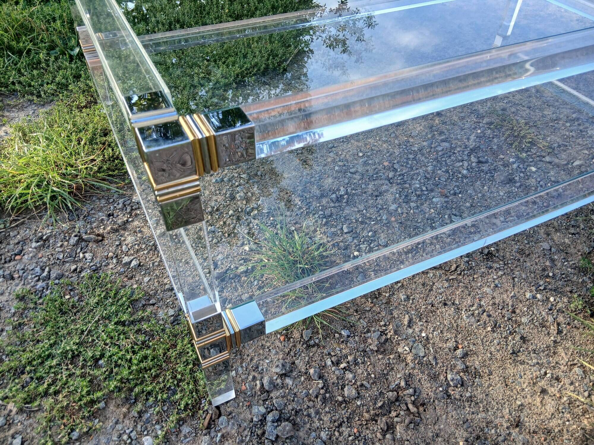Coffee table in plexiglass and brass.