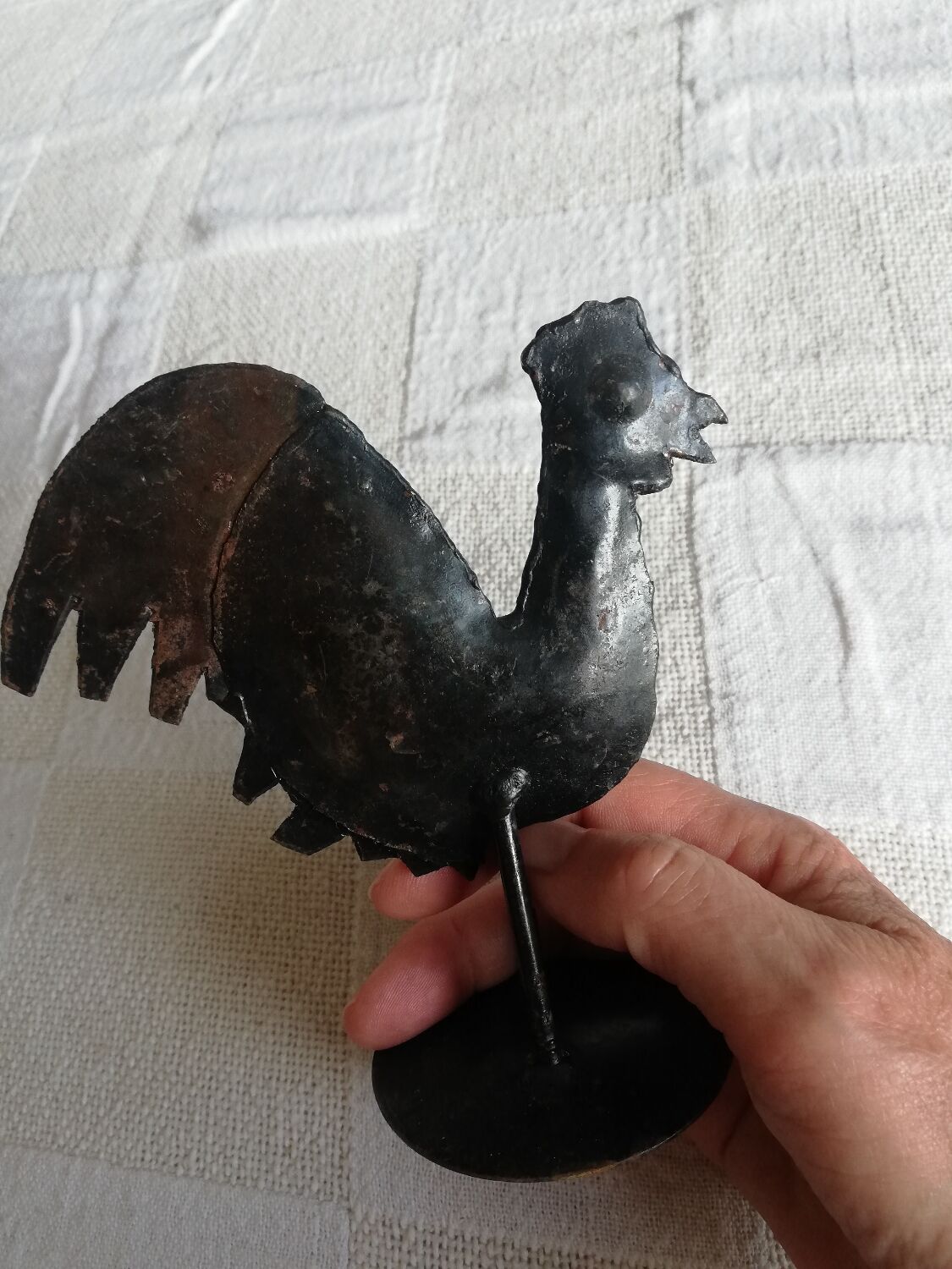 Brass hen or rooster on round support decoration