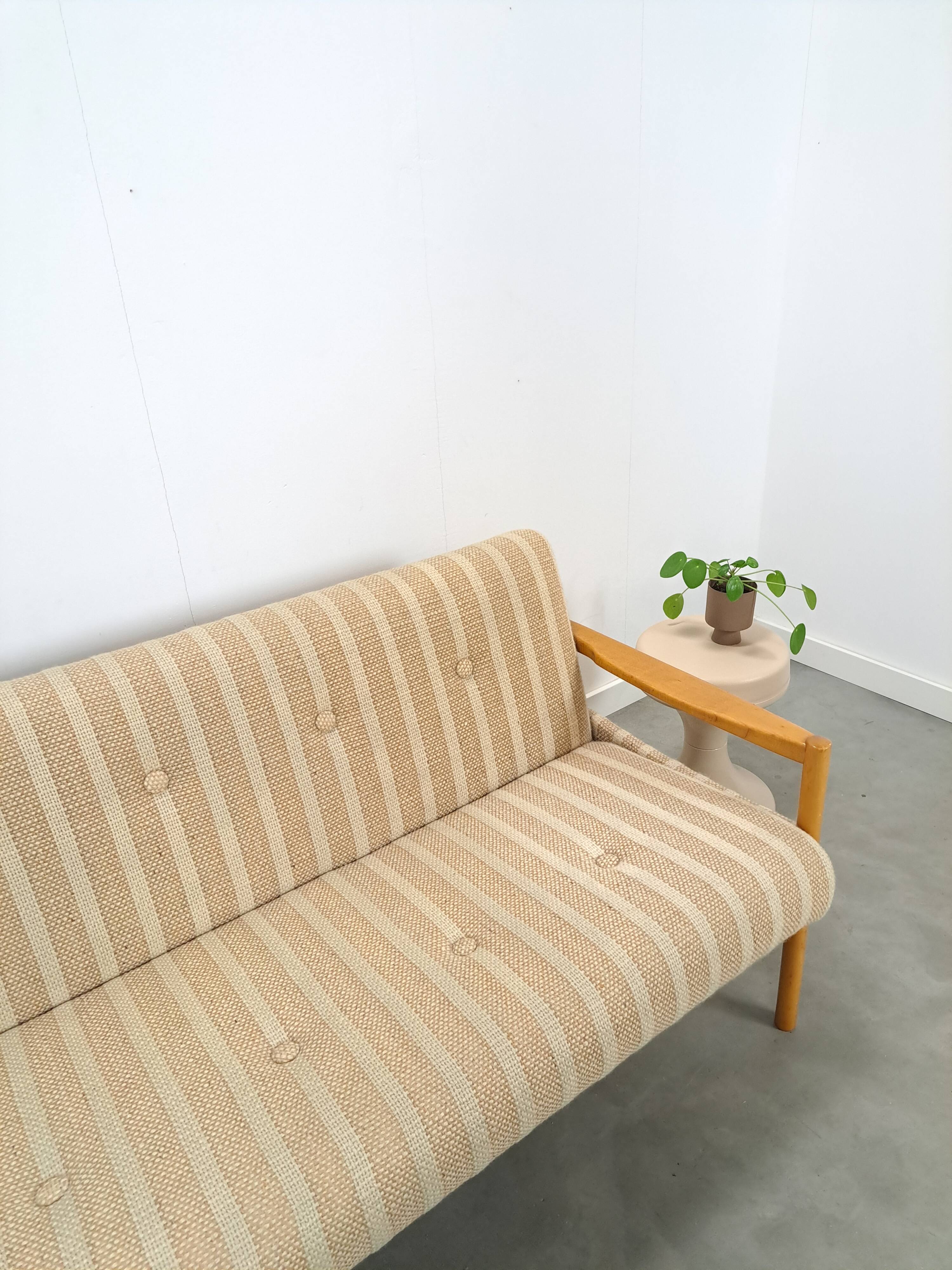 Slaapbank beige gestreept met houten frame