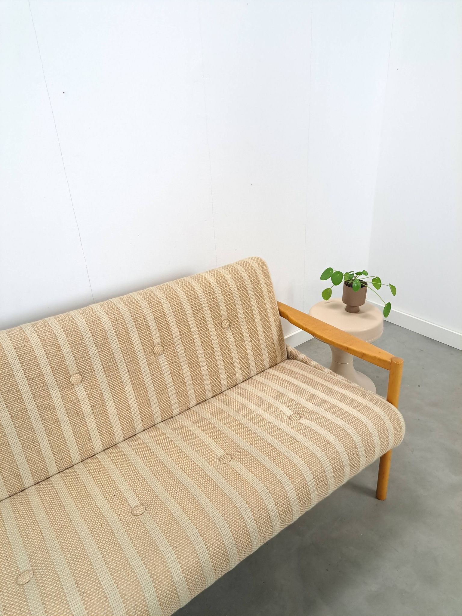 Canapé-lit beige rayé avec cadre en bois
