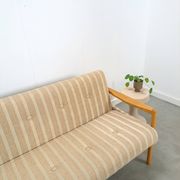 Canapé-lit beige rayé avec cadre en bois