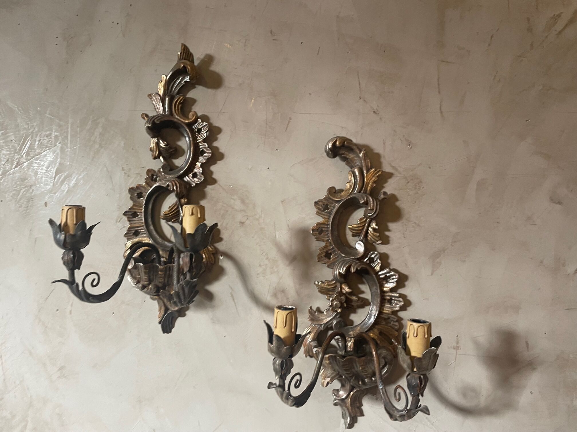 Paire d'appliques en bois sculpté