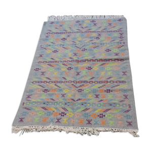 Tapis gris à motifs berbères