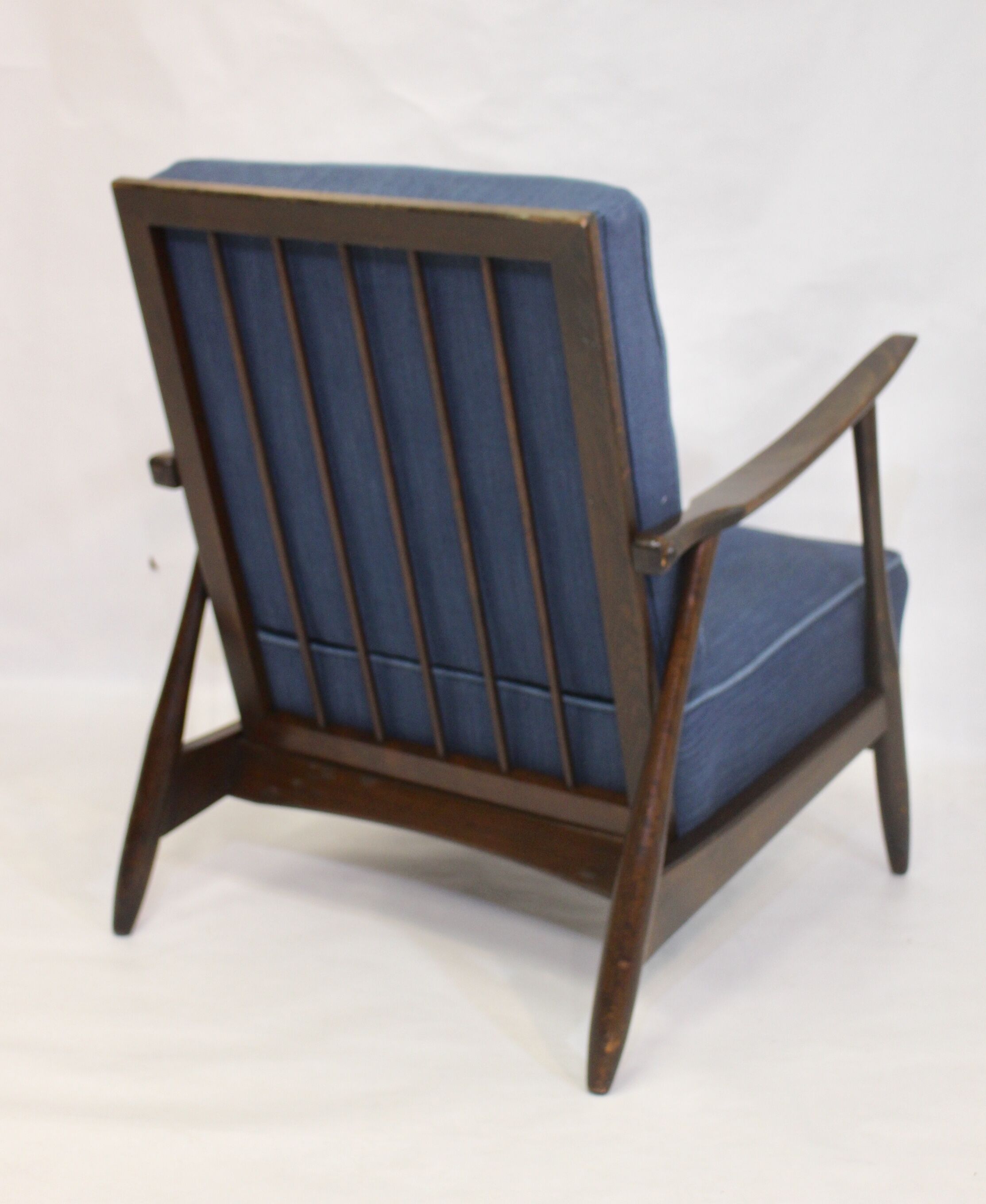 Fauteuil scandinave 1960 tissu bleu foncé effet chevron retapissé