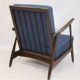 Fauteuil scandinave 1960 tissu bleu foncé effet chevron retapissé