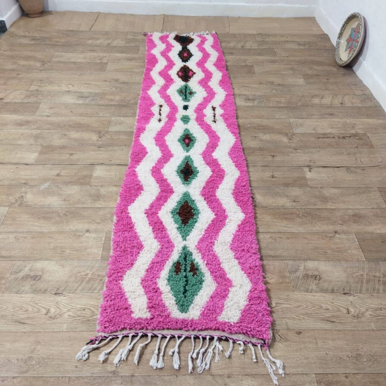Tapis couloir berbère marocain en laine rose et écru – 295 x 68 cm