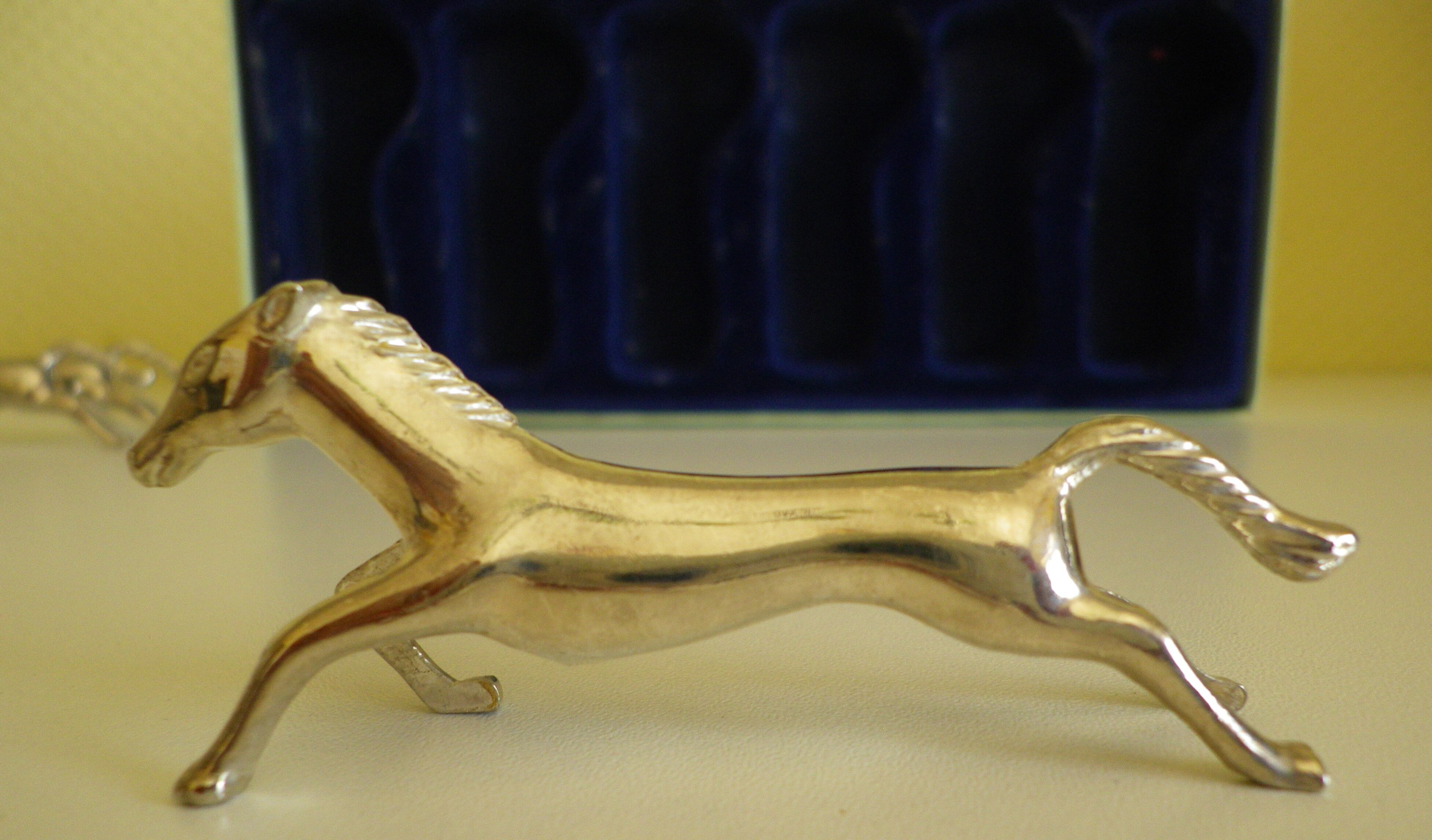 Silver metal knives in their origin box