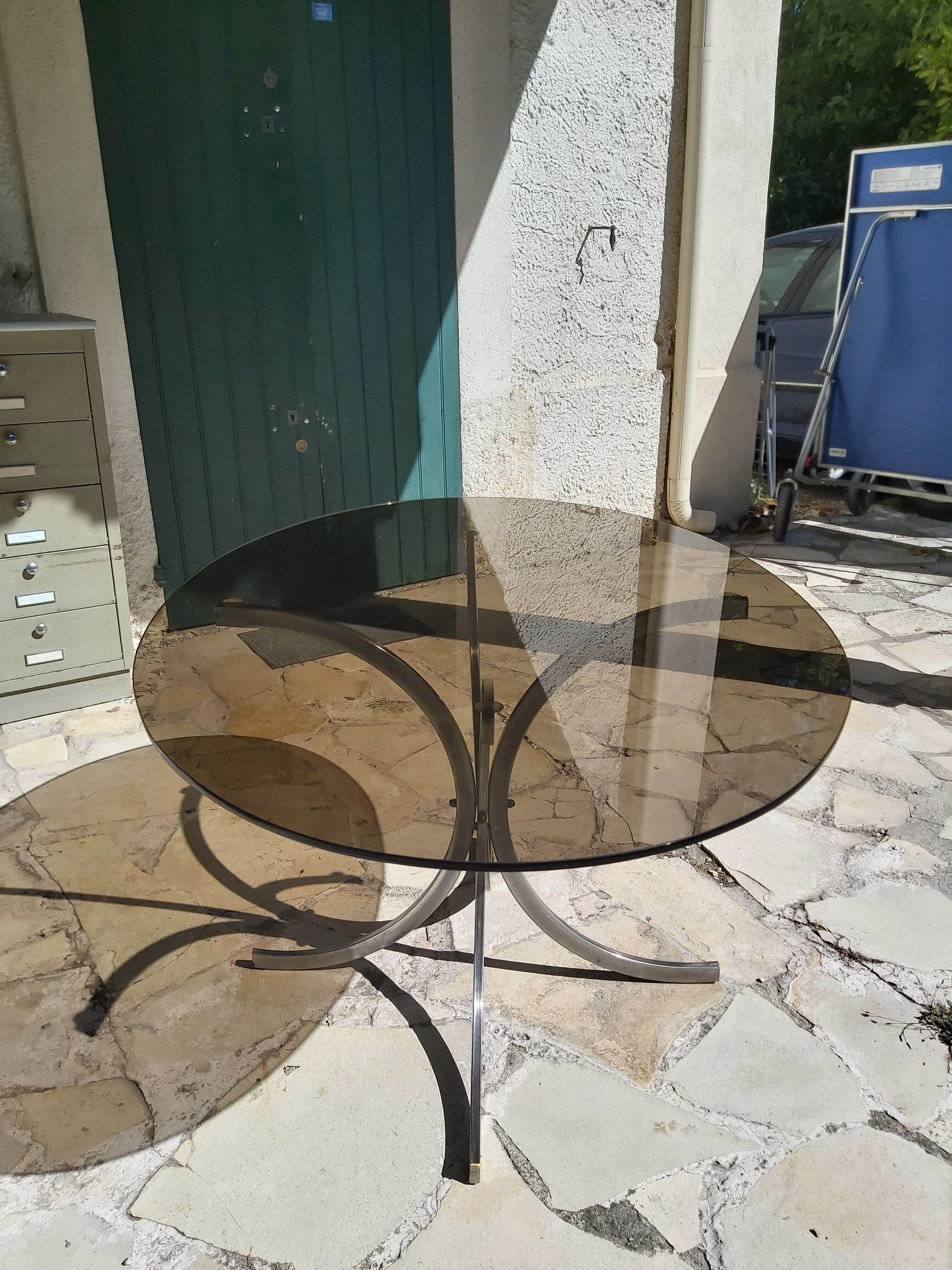 Table de salle a manger ovale en métal et verre fumé années 70