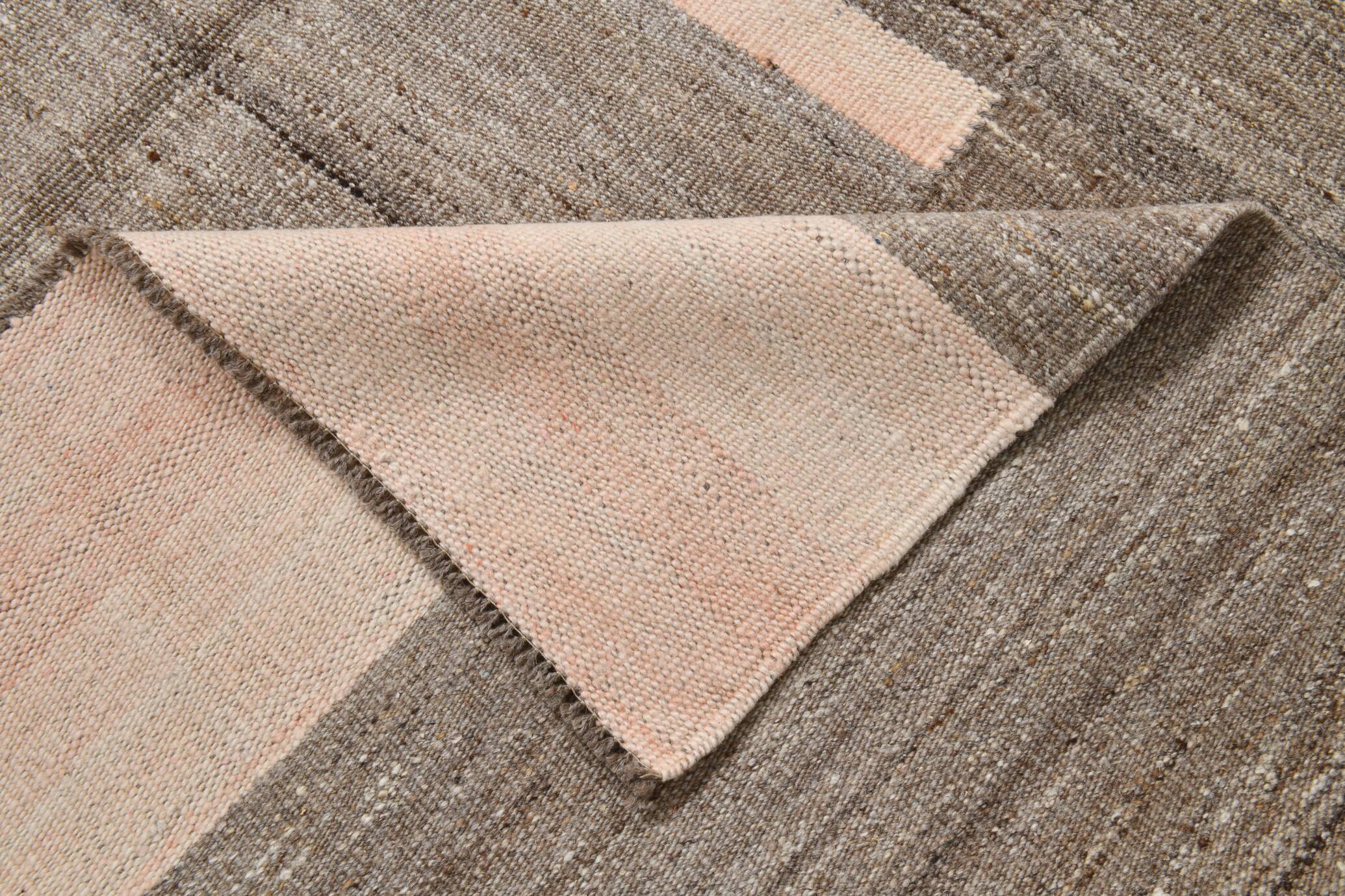 Tapis kilim vintage tons bruns et beige rosé, style minimal artisanal