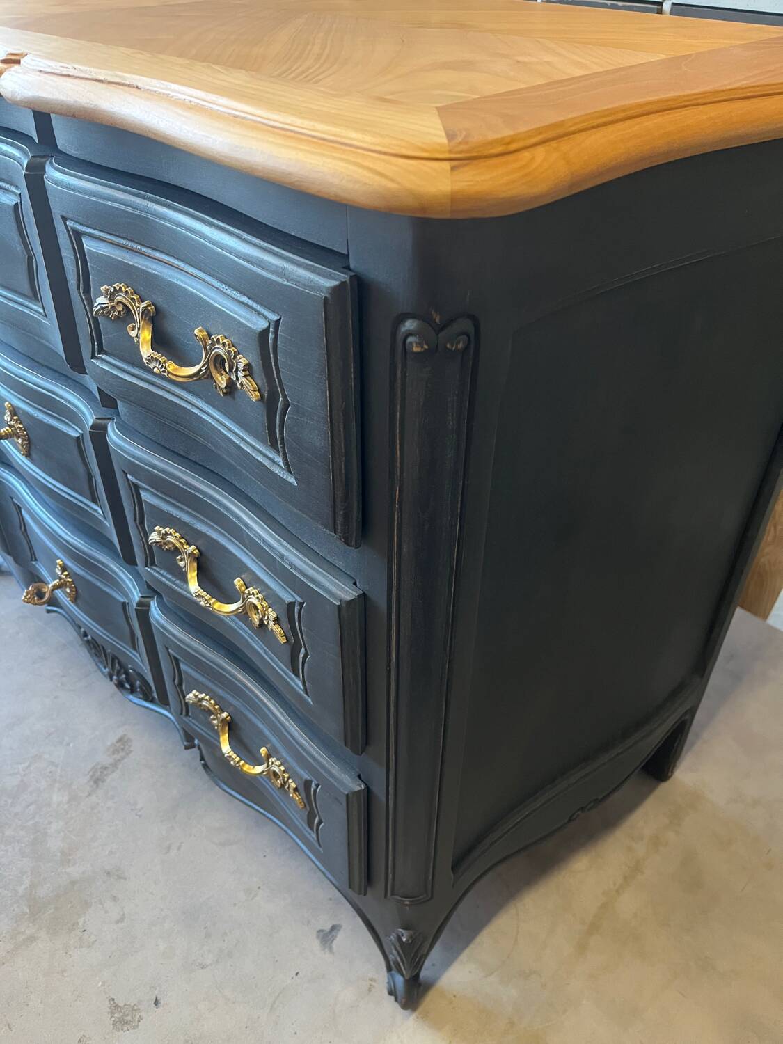Black and wood chest of drawers