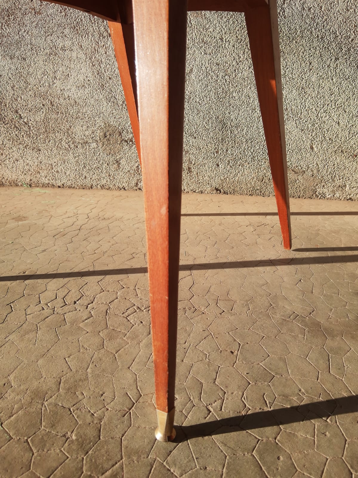 Chaise tonneau en moumoute rouge pieds compas années 60-70