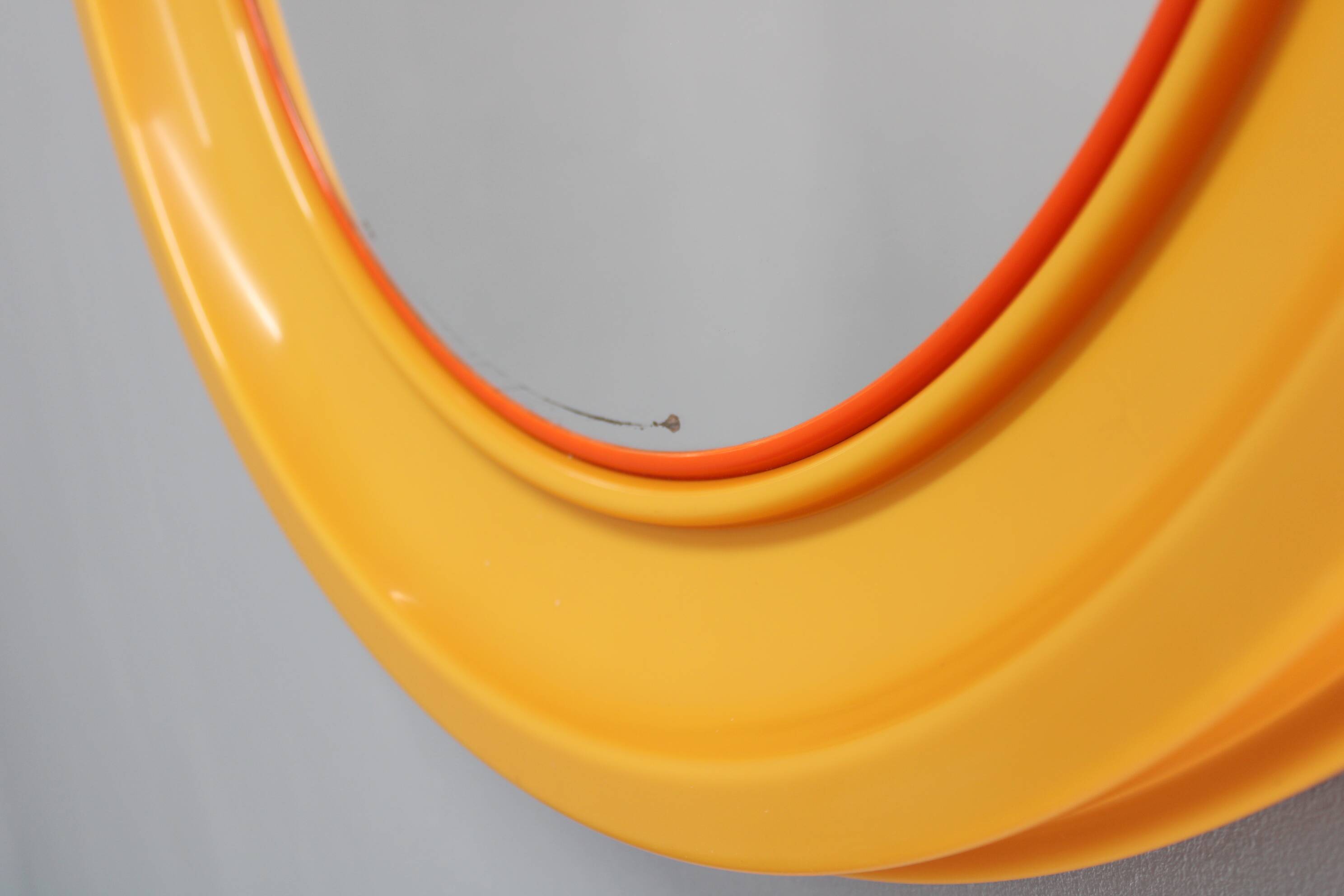 Miroir rond italien des années 1970 de la marque Salc, avec cadre en plastique jaune orangé.