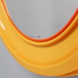 Miroir rond italien des années 1970 de la marque Salc, avec cadre en plastique jaune orangé.