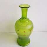 Ancienne carafe en verre avec motifs floraux émaillés