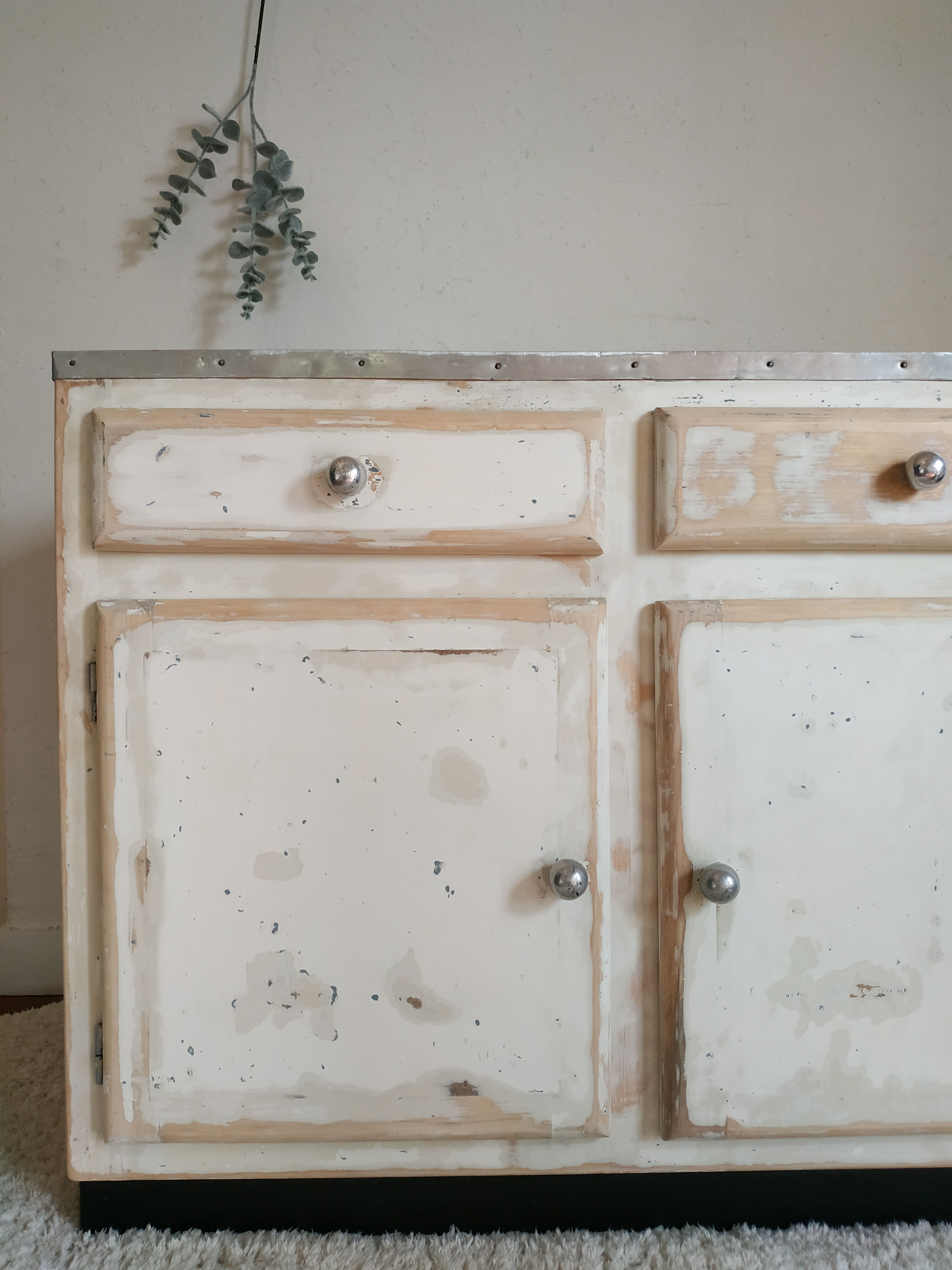 Buffet mado low patinated renovated concrete tray