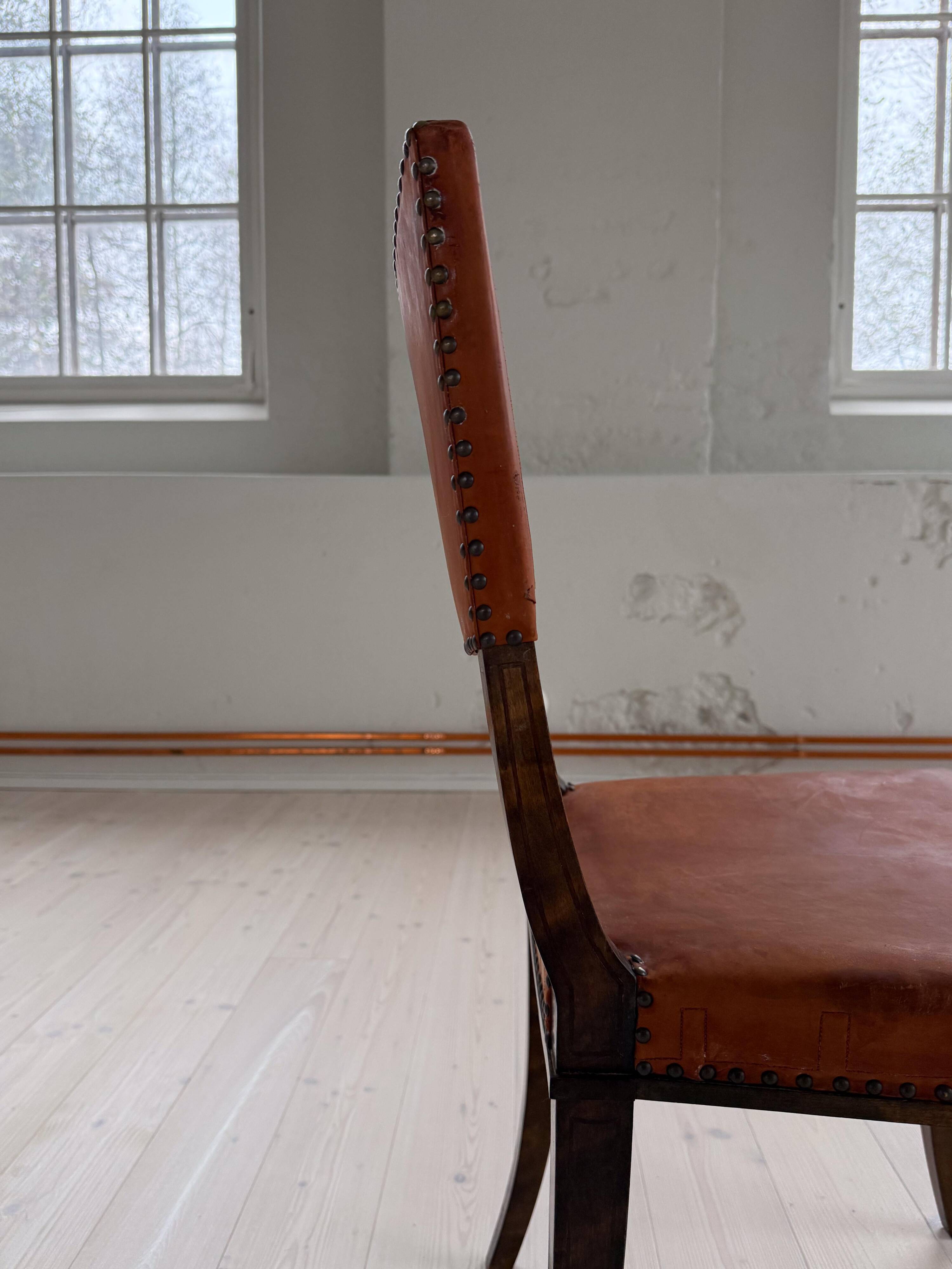 Chaise suédoise Art déco en pin et cuir Carl Bergsten 1929