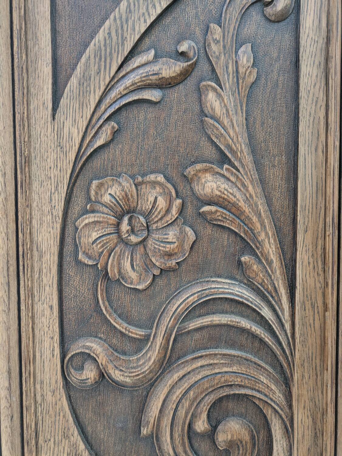Armoire sculptée