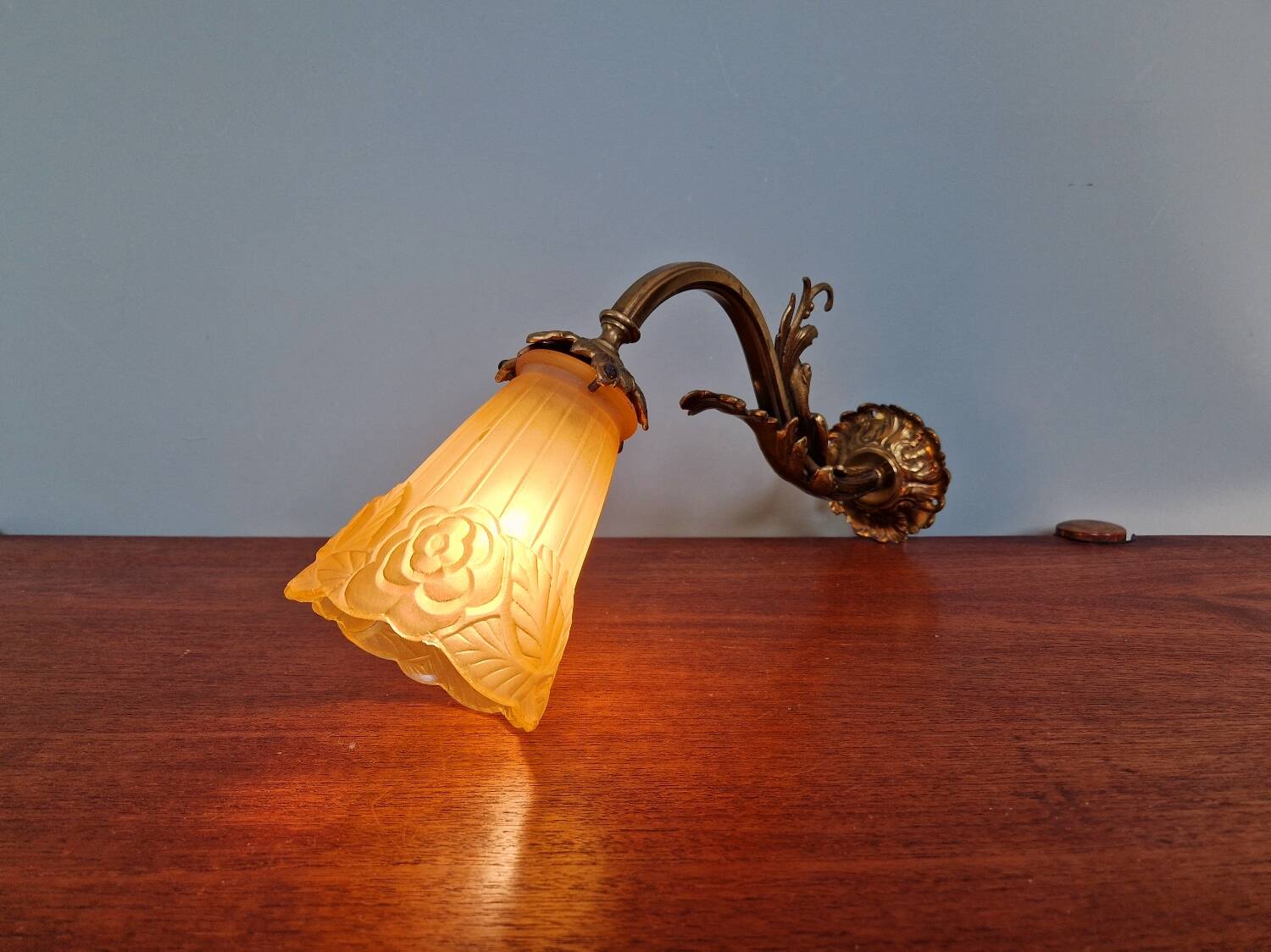 Art Deco wall light in gilt bronze and satin glass, 1920s