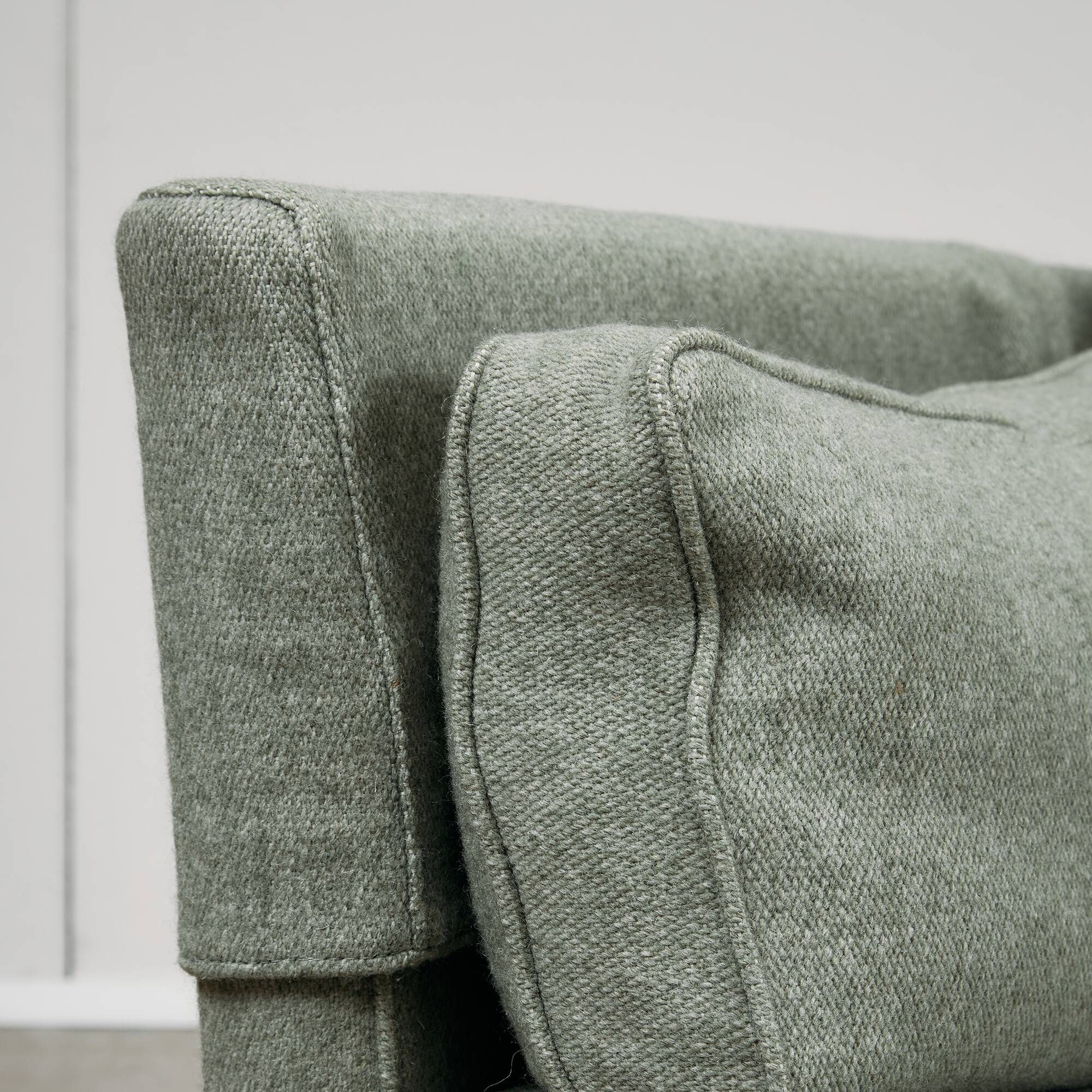 Canapé trois places en bois de cerisier du milieu du siècle