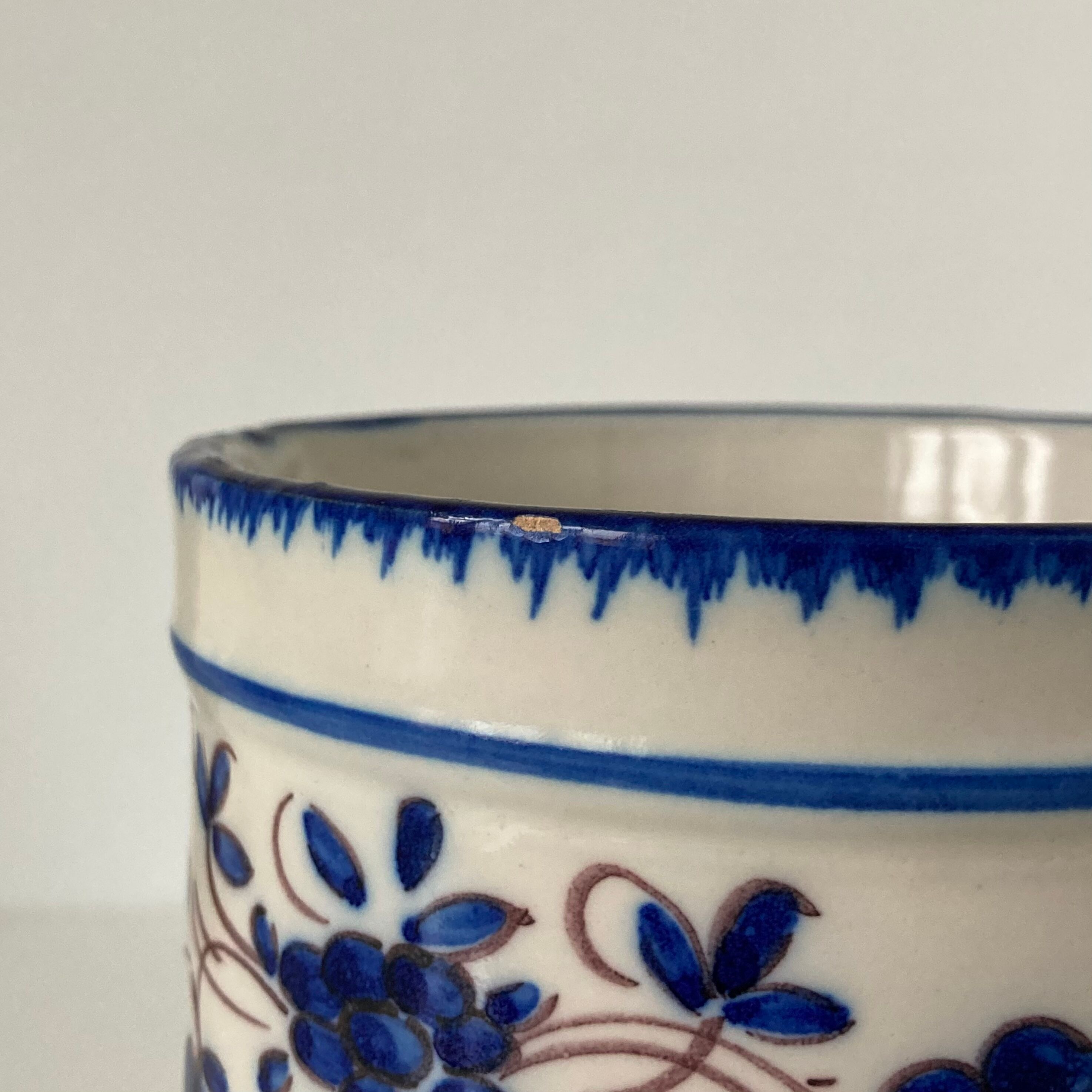 Pot à ustensiles inscrit « opium » en faïence de Martres-Tolosane à décor bleu-blanc