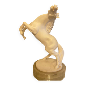 Statuette cheval cabré blanc