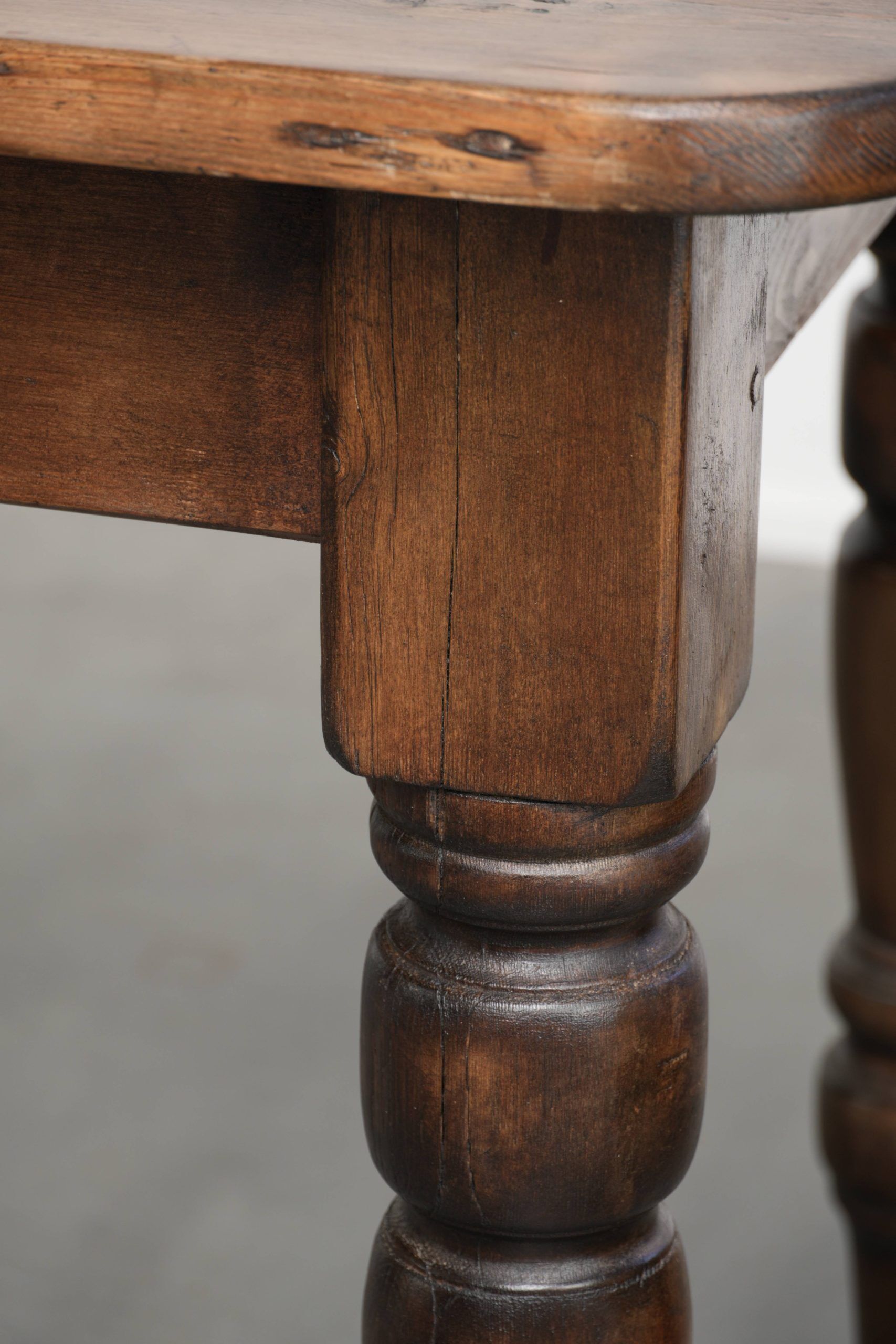 Antique English 19th-century farmhouse dining table made of pinewood