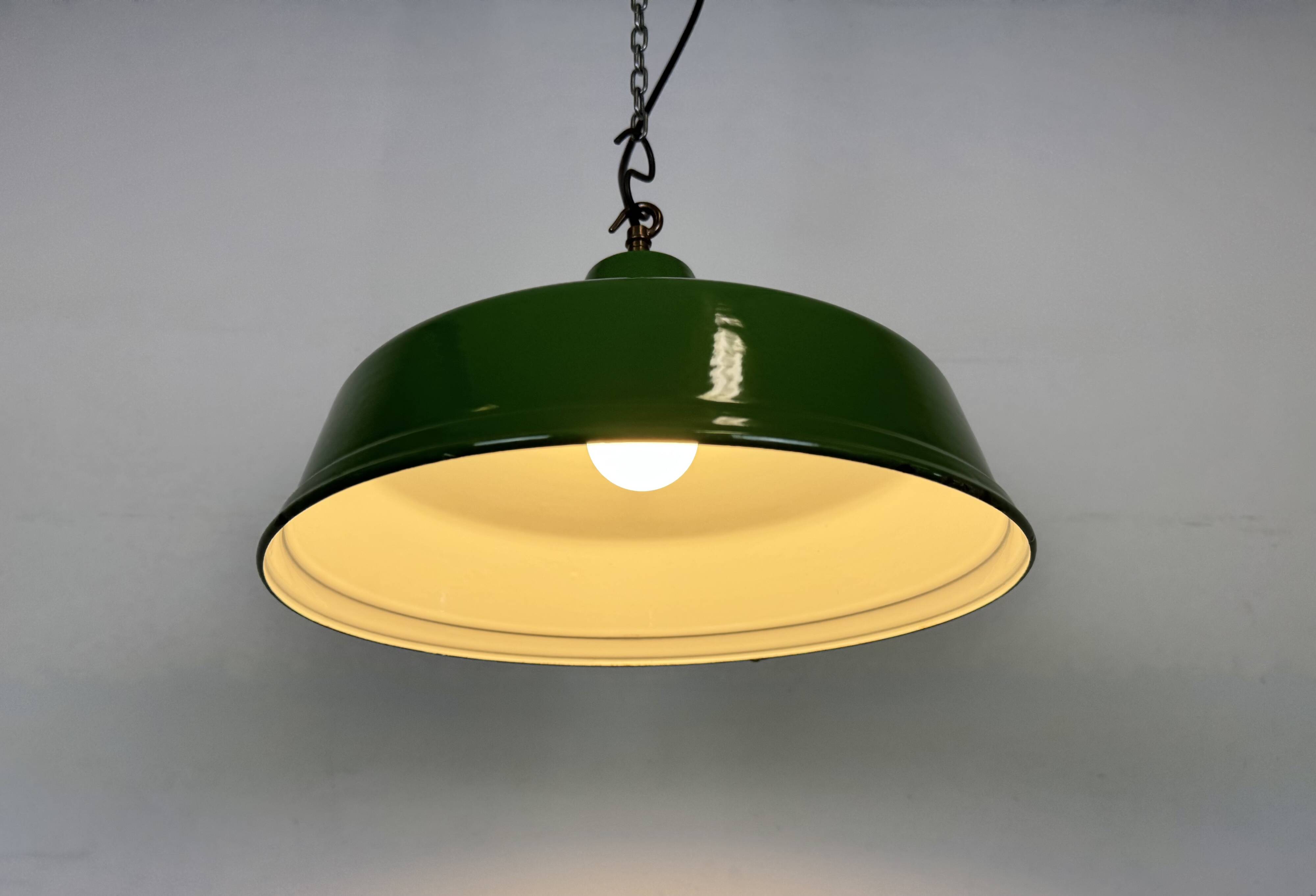 Suspension industrielle en émail vert britannique, années 1960