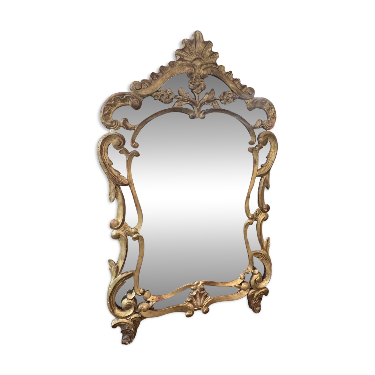 Mirror with carved and gilded wooden frame, 18th century, with scrollwork decoration.