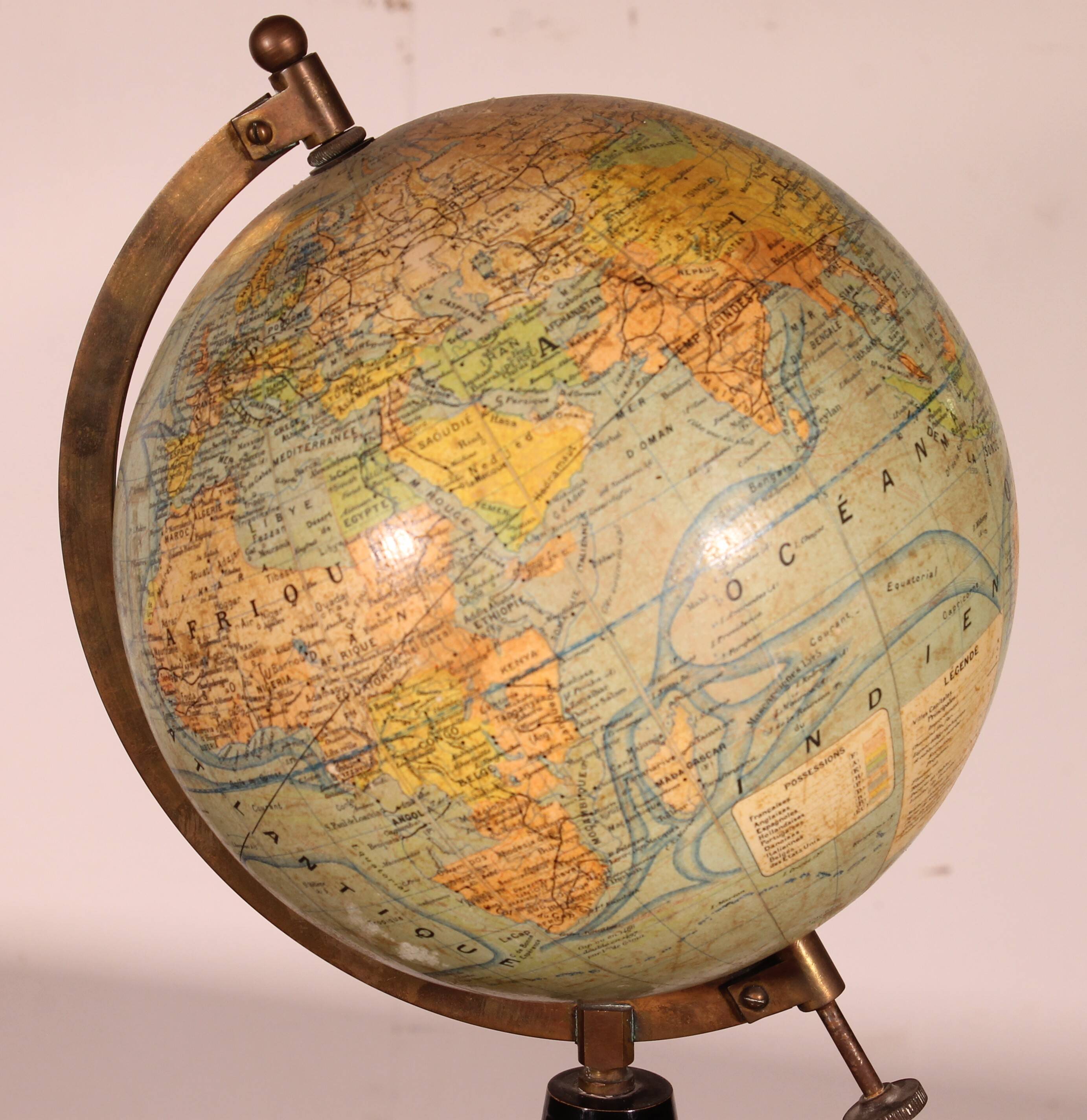 Globe terrestre par J.Forest éditeur Girard & Barrière, début du 20ème s.