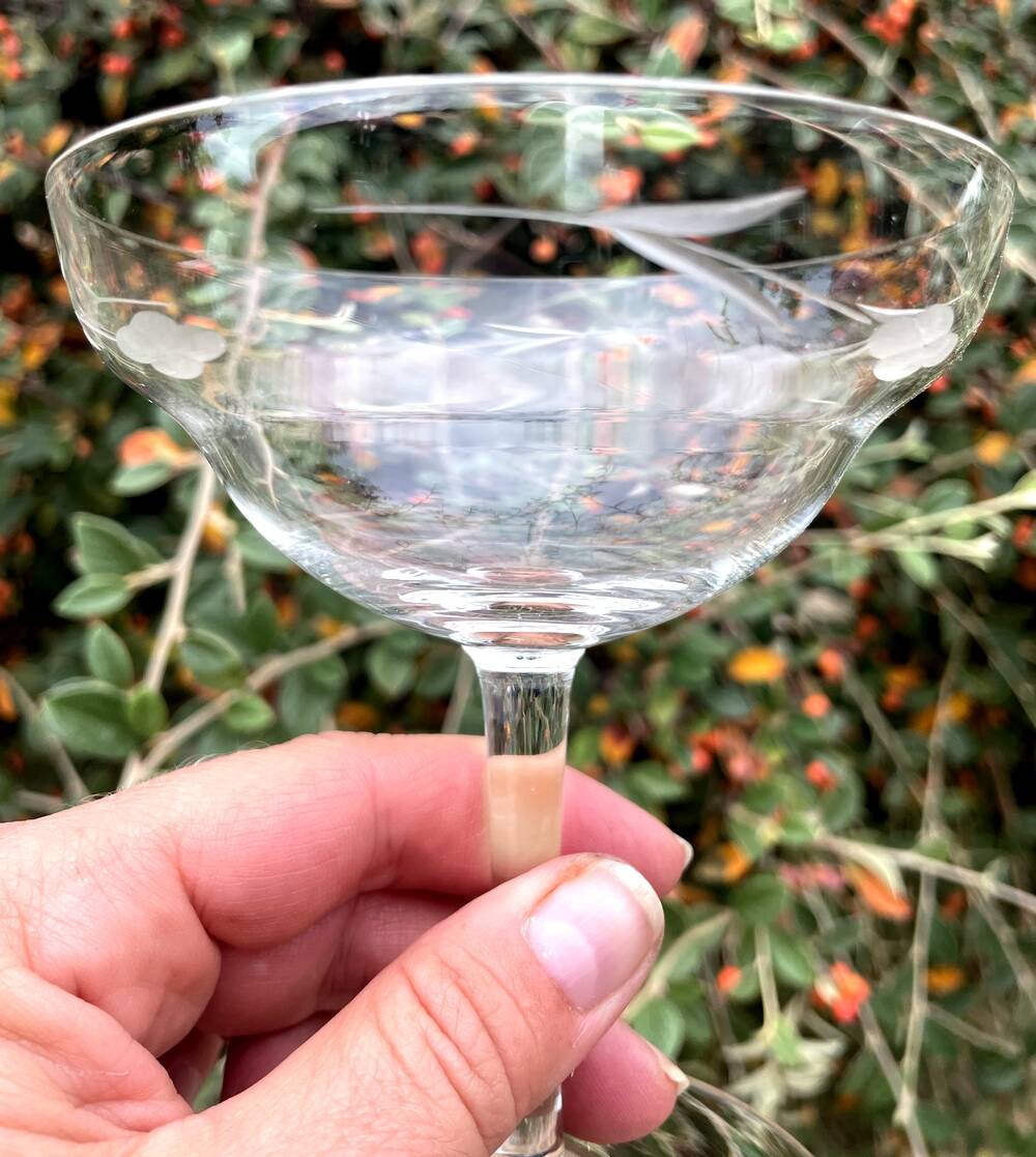 Set of 5 champagne cups in engraved crystal from the 1950s elegant