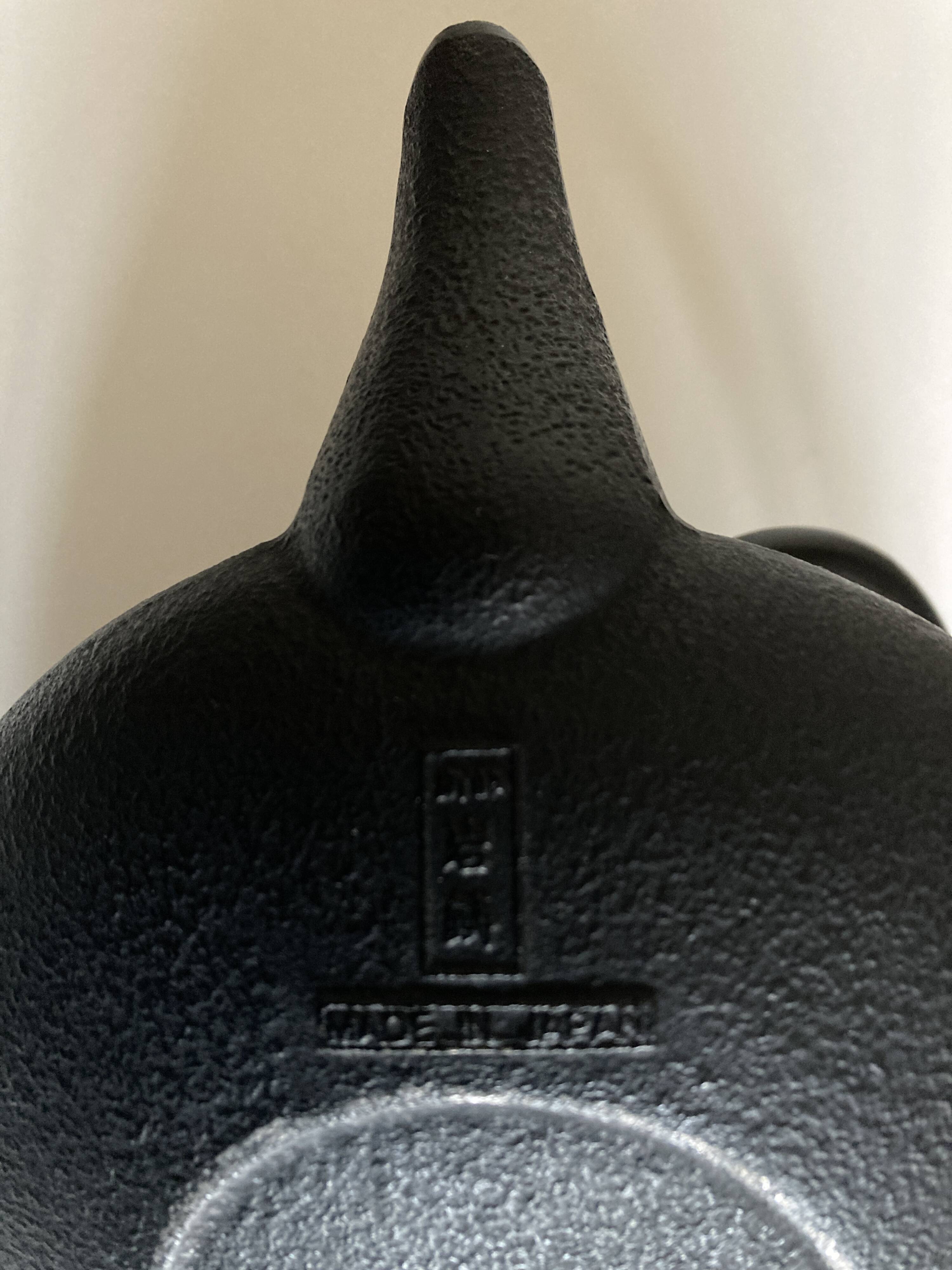 Théière ancienne en fonte japonaise Iwachu  0,5L noire