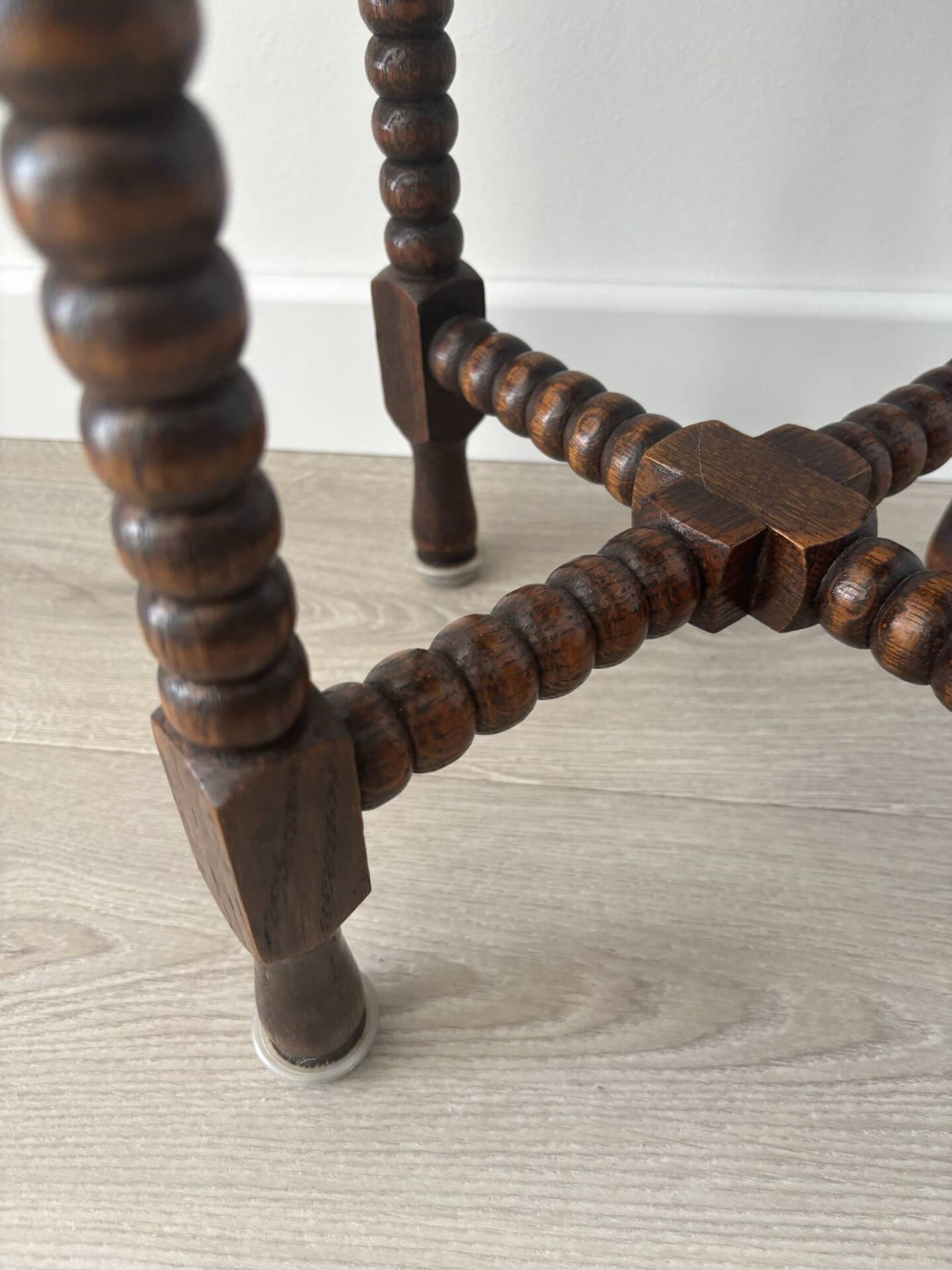 Petit guéridon vintage en bois tourné, table d’appoint ronde en bois
