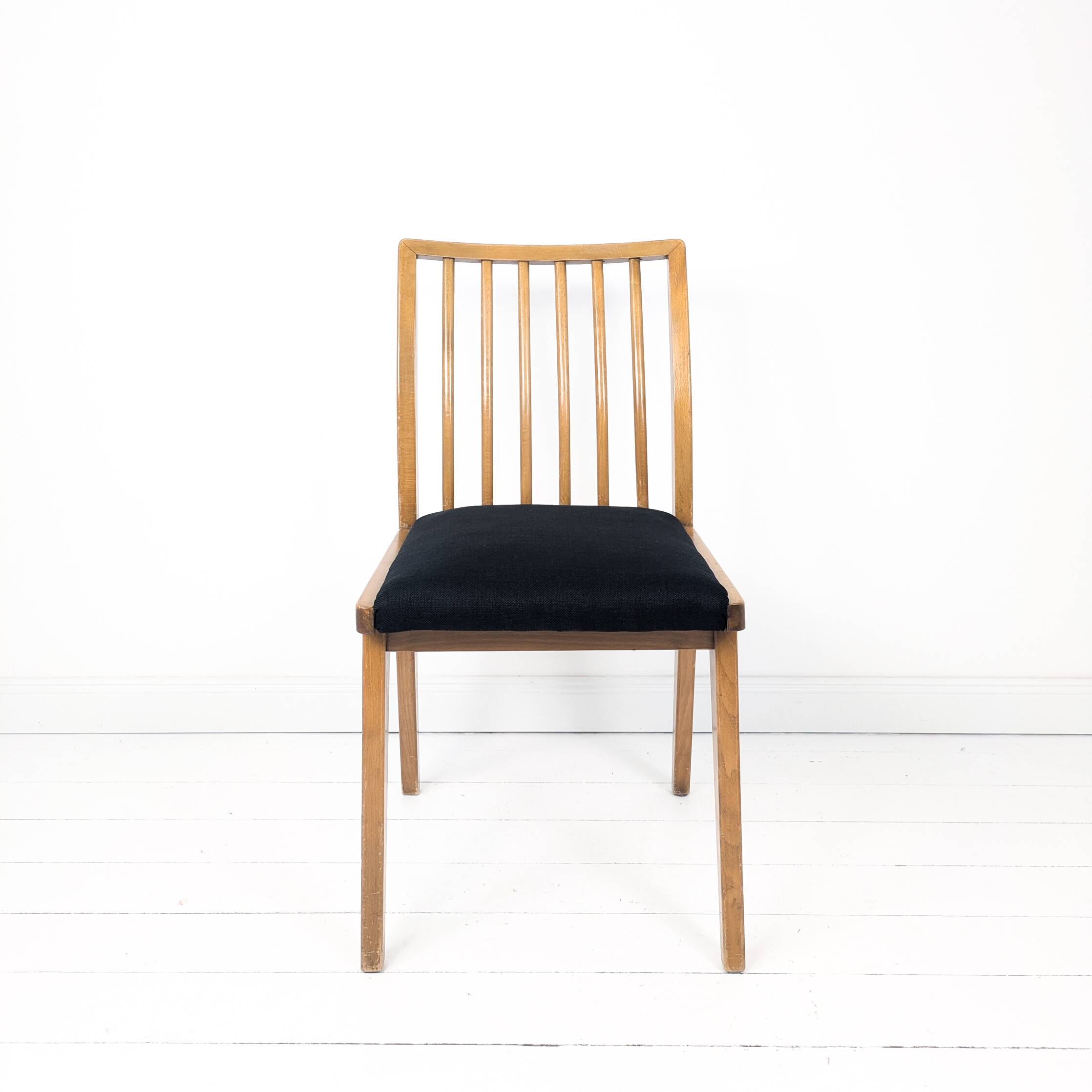 Chaise vintage Mid-Century à barreaux en bois massif avec assise à ressorts