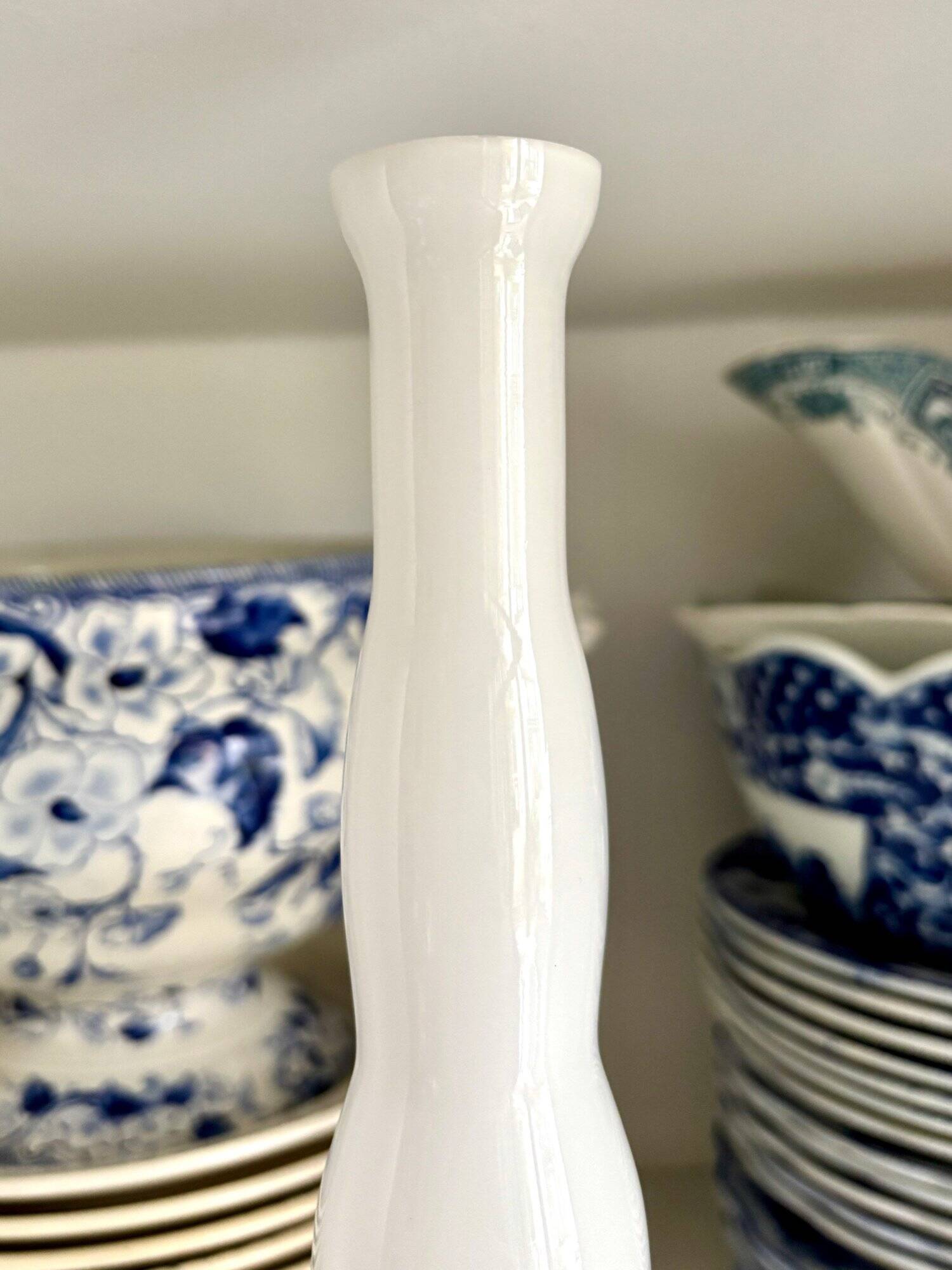 Vase, single-flower vase in white opaline