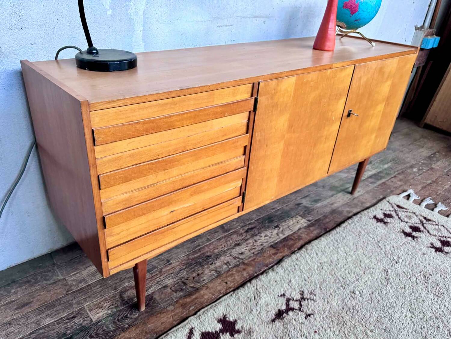Vintage enfilade from the 1960s, 150 cm long, with 2 doors and 4 drawers.