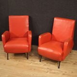 Paire de fauteuils de conception italienne en simili cuir rouge