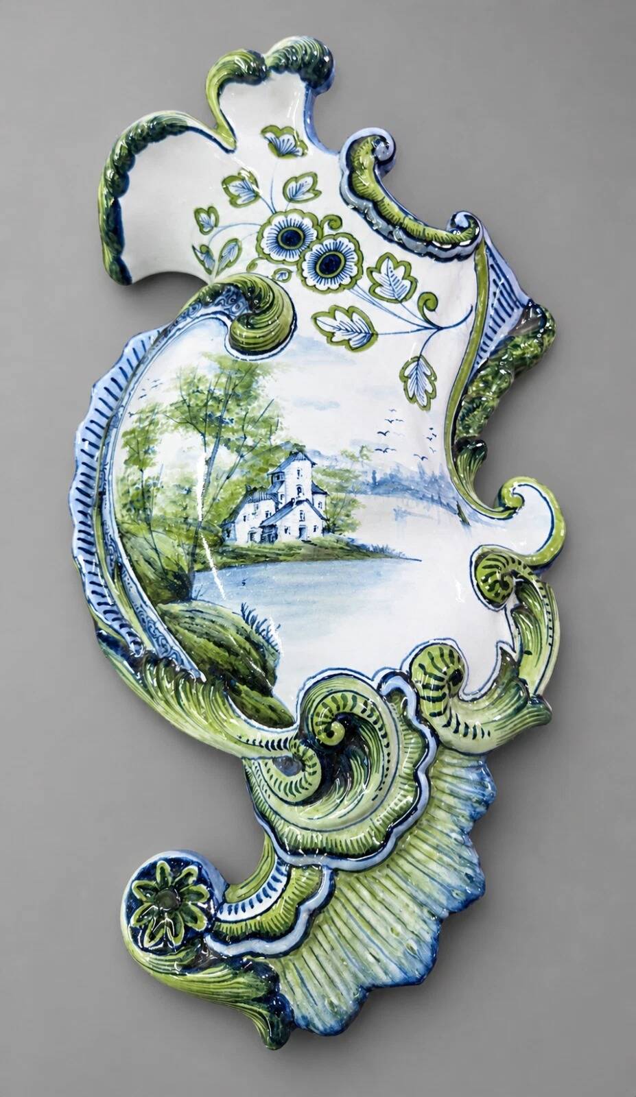 Bouquetiére murale en faïence à décor polychrome, de forme mouvementée