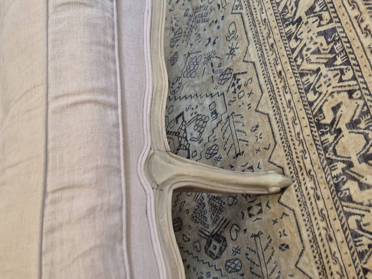 Louis XV style bench sofa in pink fabric and burlap