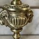Paire de bougeoirs tête de béliers en bronze doré, style Louis XVI, XIXème