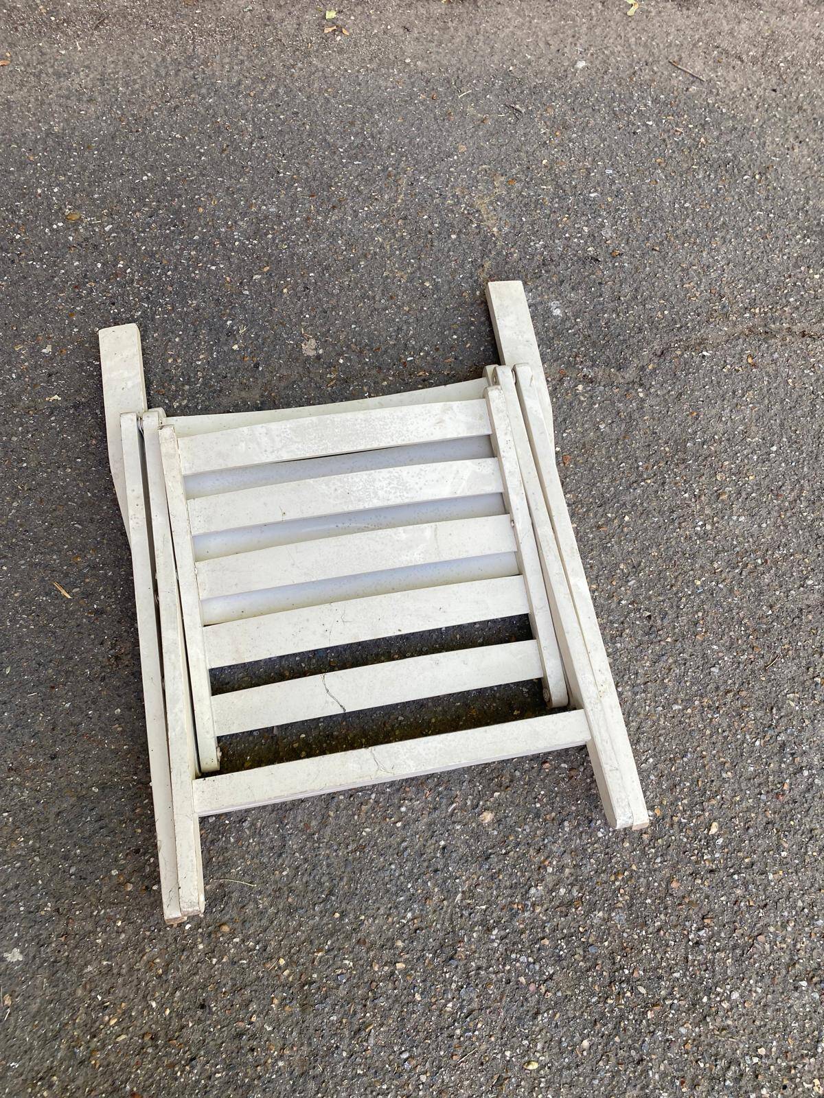 Chaise de jardin pliable blanche en bois massif