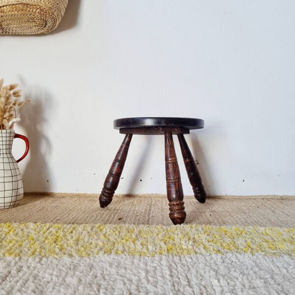 Petit tabouret tripode brutaliste en bois tourné – Vintage années 50/60