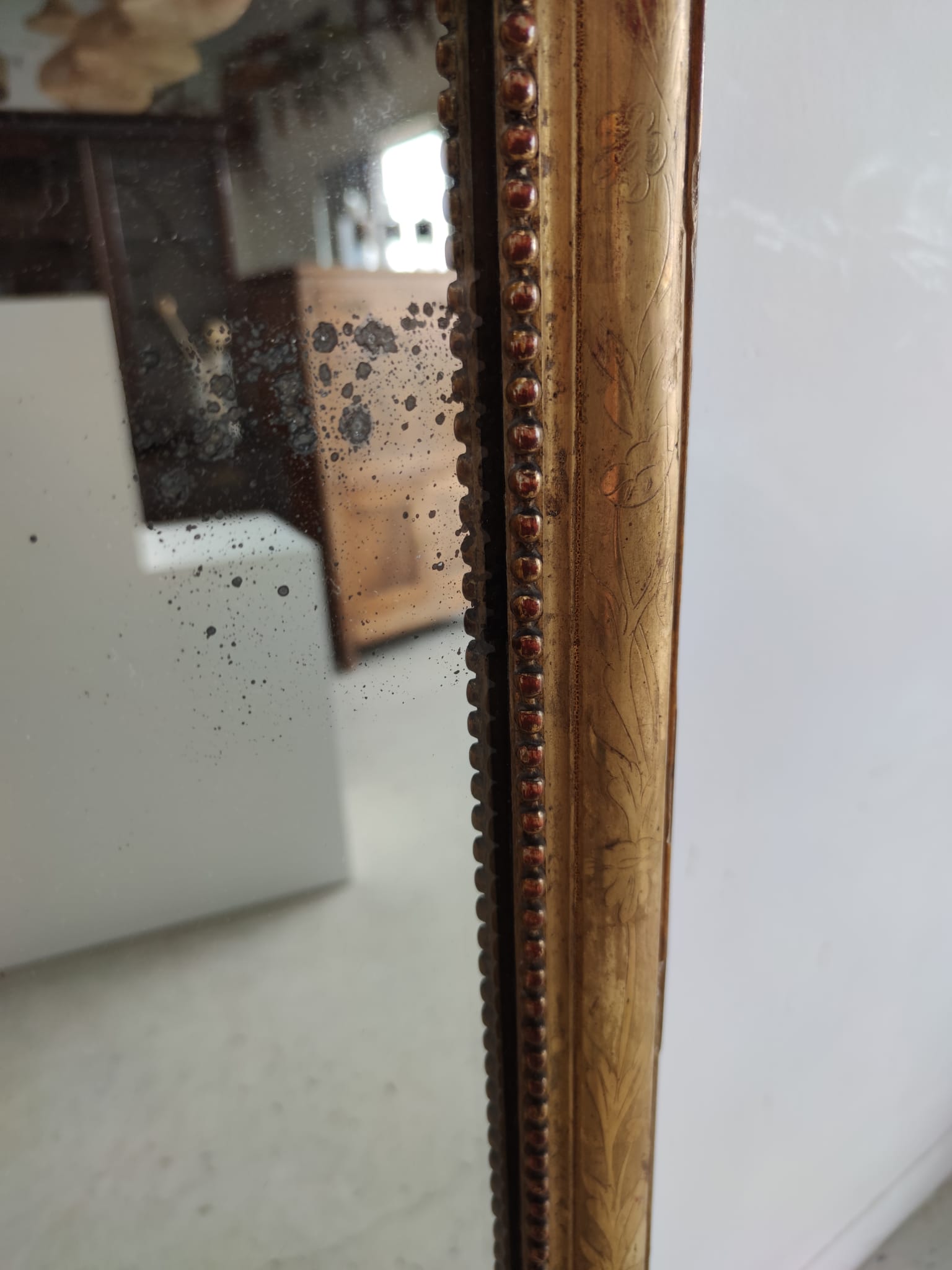 Long wooden mirror and gilded stucco with pearl rays H: 2m45 L: 40cm